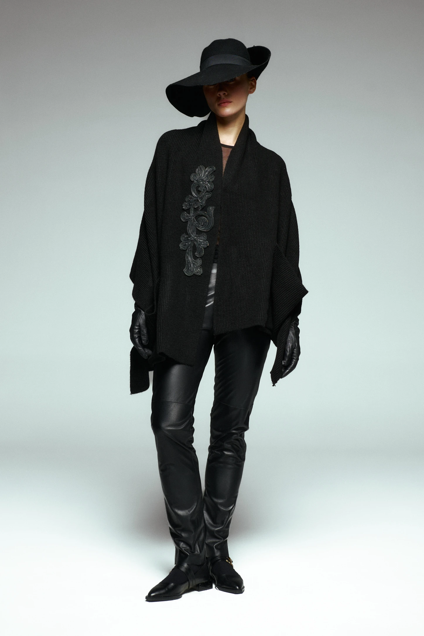 Deri Aplike İşlemeli Cepli Triko Şal 