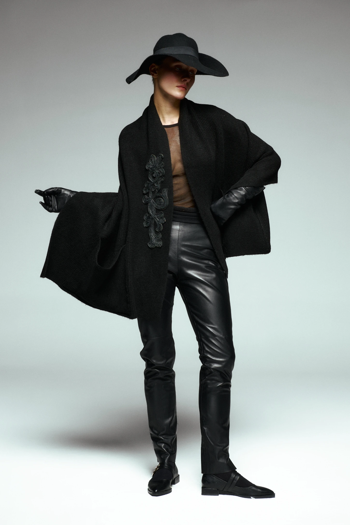 Deri Aplike İşlemeli Cepli Triko Şal 