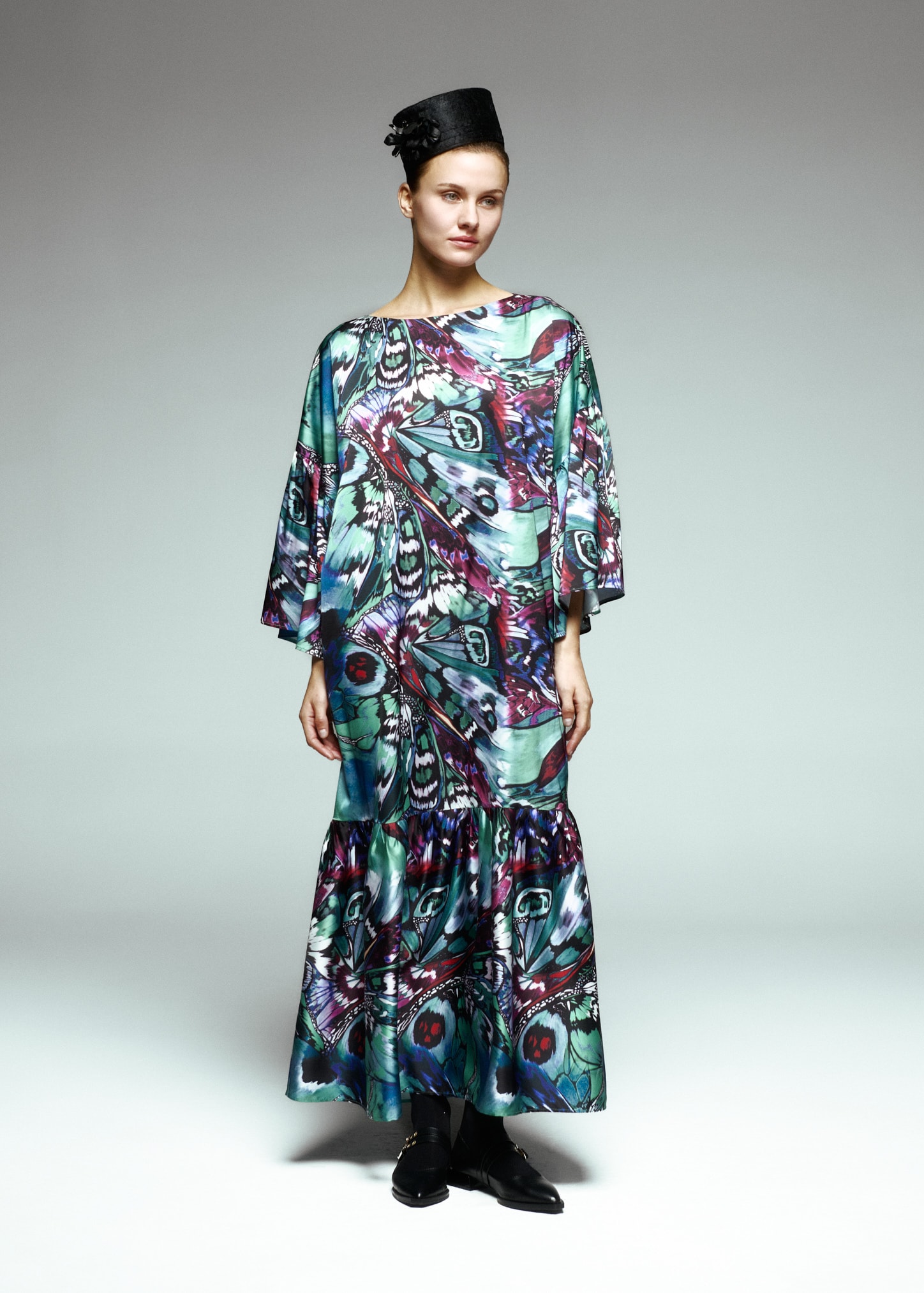 Eteği Volanlı Desenli Saten Uzun Elbise 