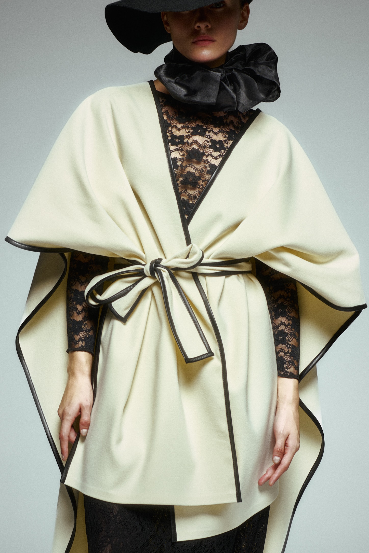 Deri Biyeli Kemerli Kaşe Pelerin 