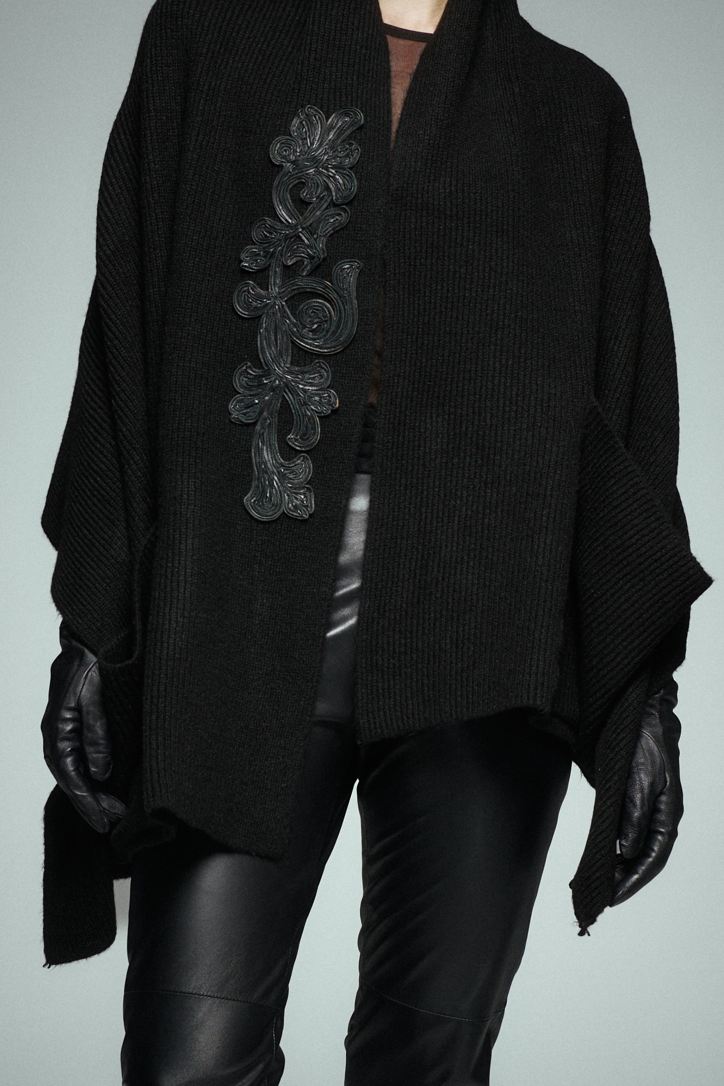 Deri Aplike İşlemeli Cepli Triko Şal 