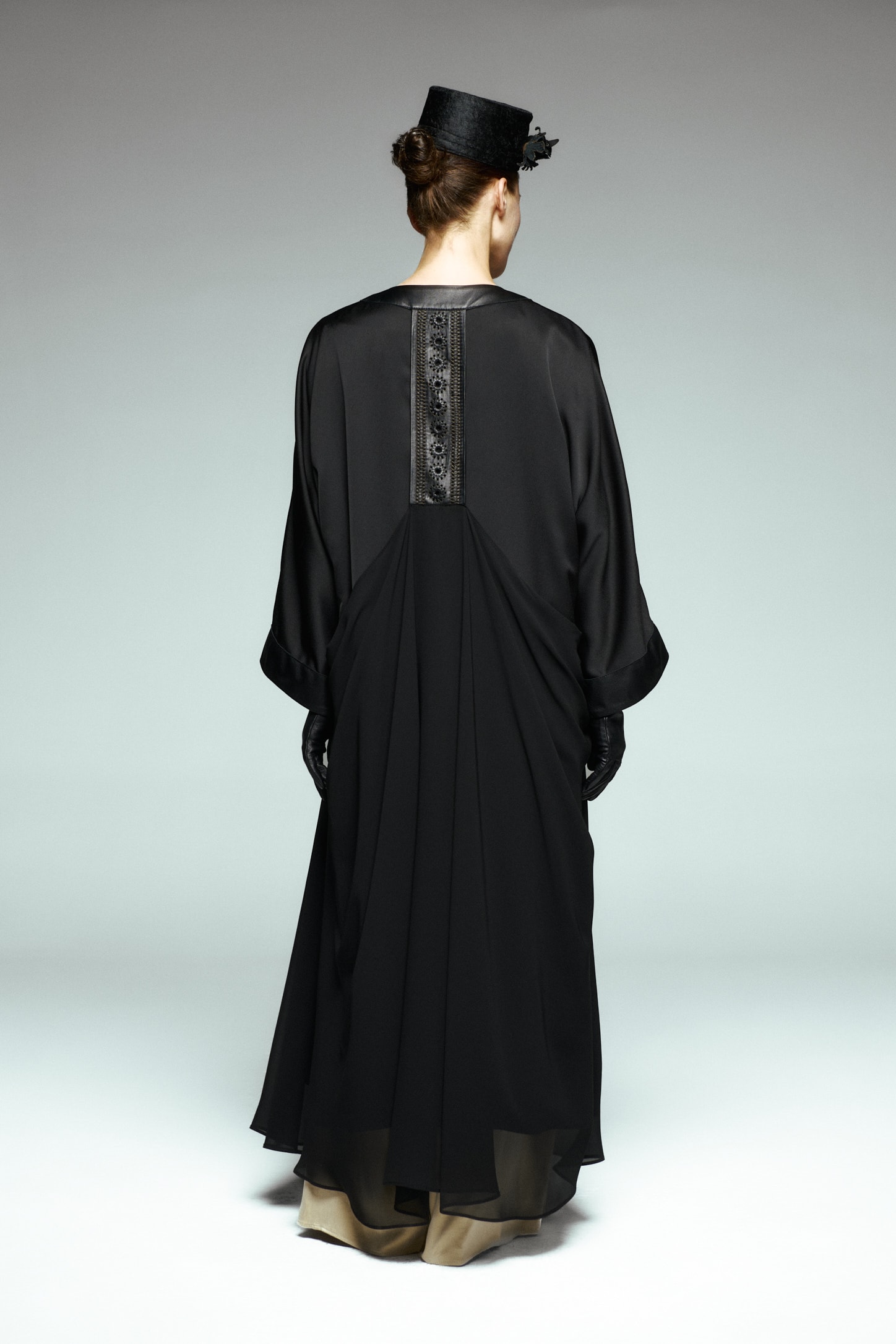 Yakası Ve Kolları Deri Sırt Kısmı Deri İşlemeli Şifon Garnili Saten Kaftan 