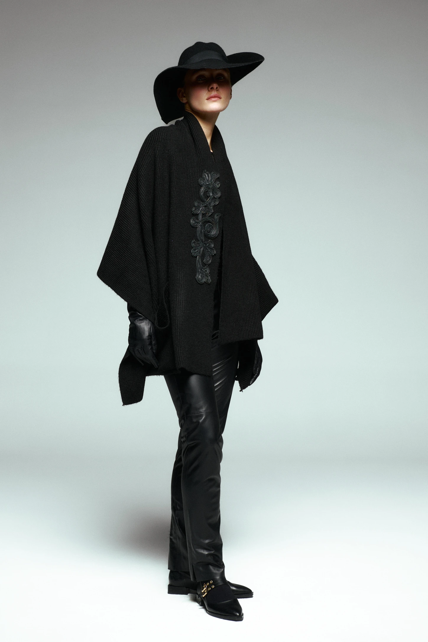 Deri Aplike İşlemeli Cepli Triko Şal 