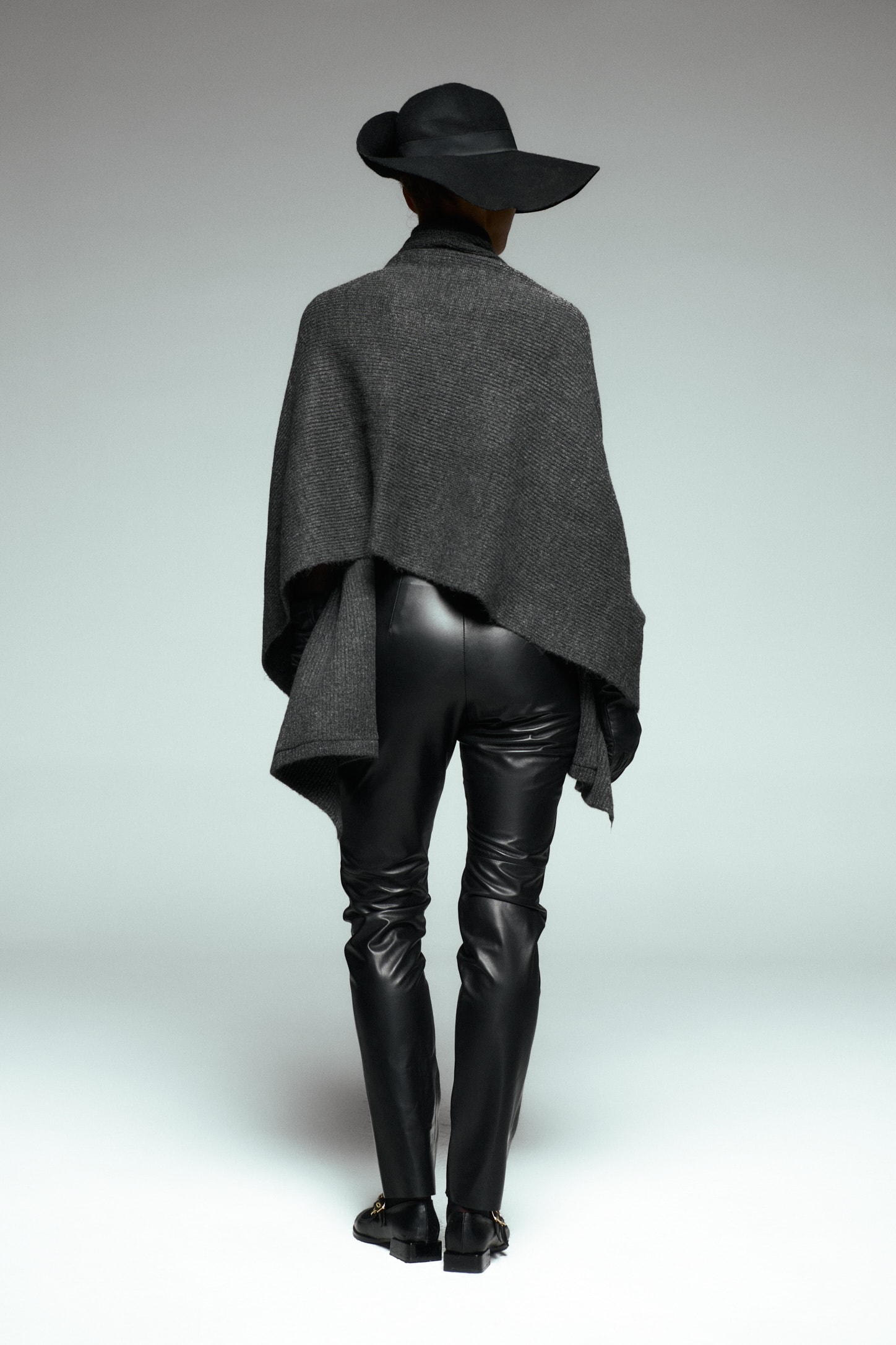 Deri Aplike İşlemeli Cepli Triko Şal 