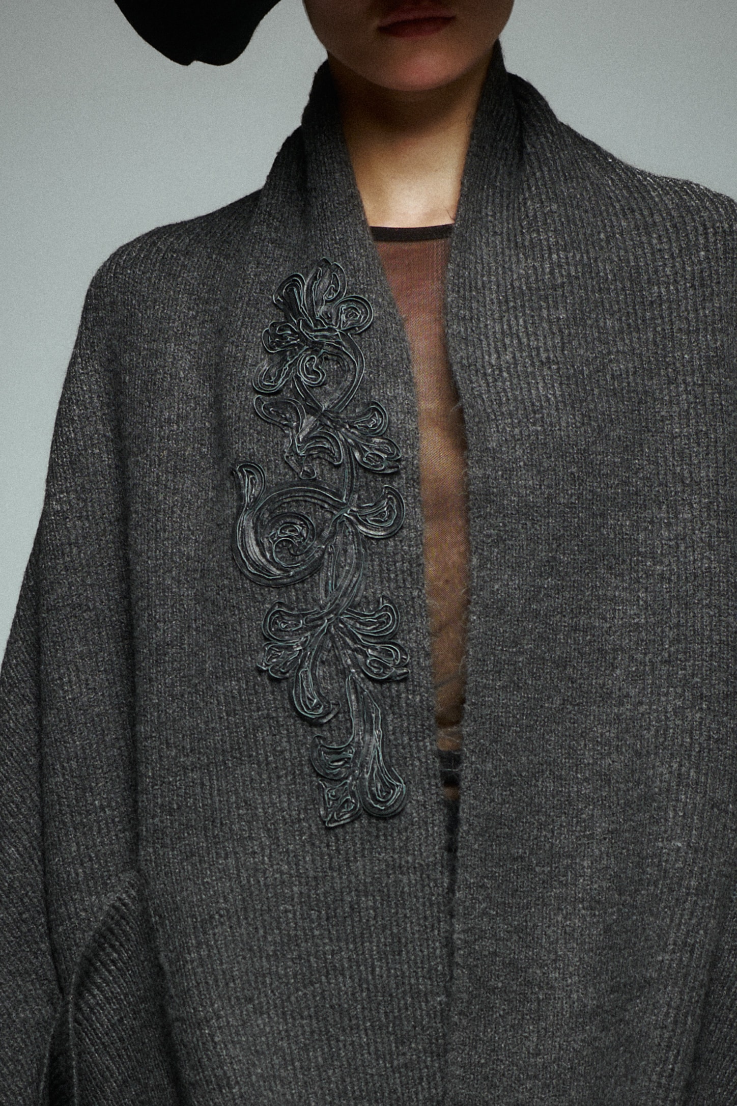 Deri Aplike İşlemeli Cepli Triko Şal 