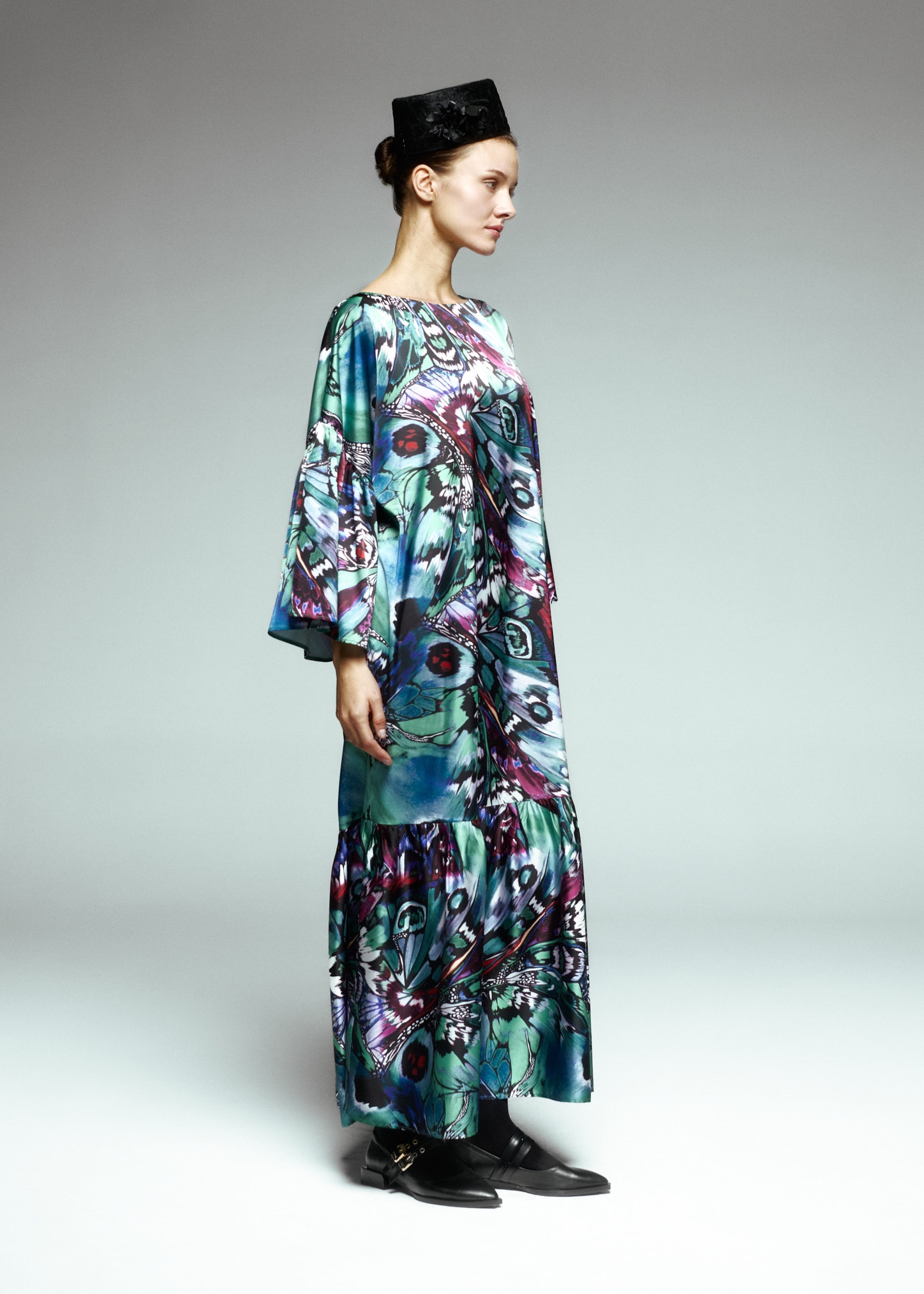 Eteği Volanlı Desenli Saten Uzun Elbise 