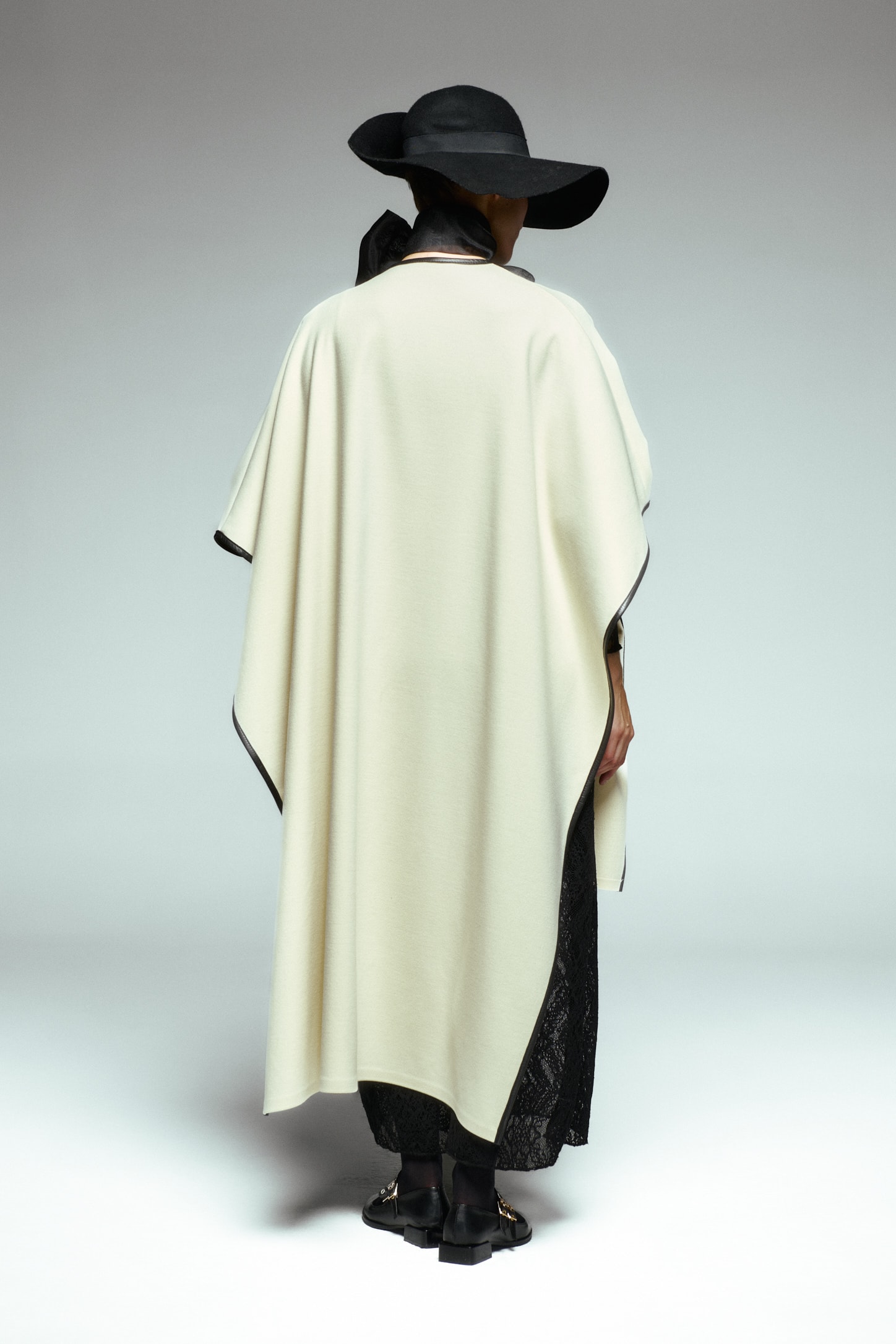 Deri Biyeli Kemerli Kaşe Pelerin 