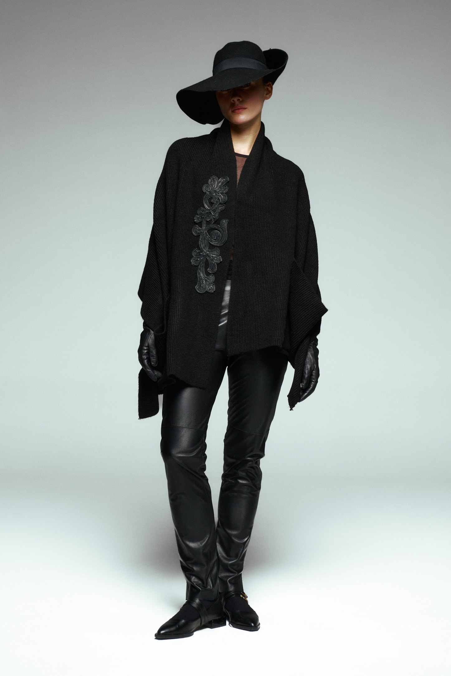 Deri Aplike İşlemeli Cepli Triko Şal 