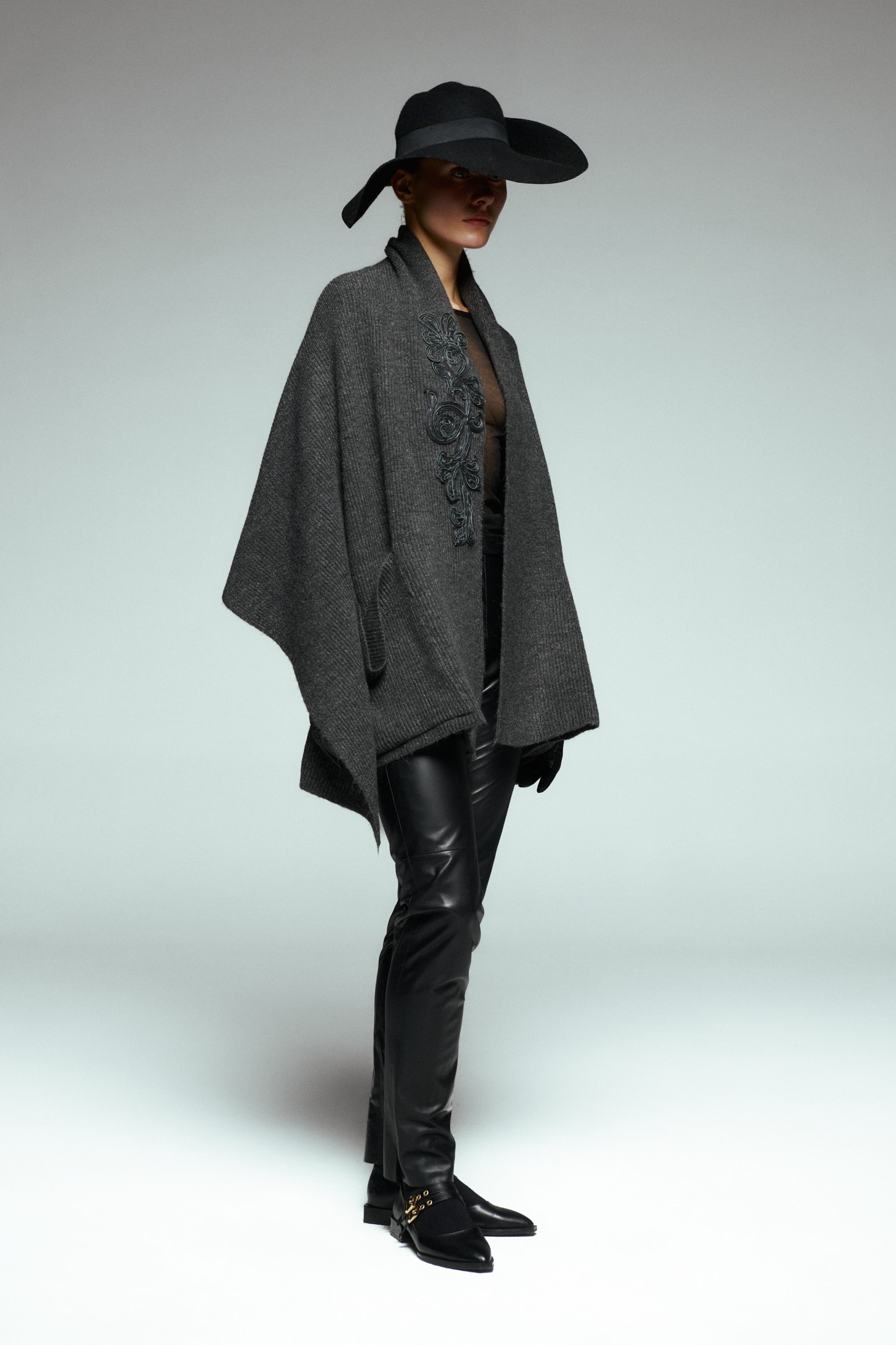 Deri Aplike İşlemeli Cepli Triko Şal 