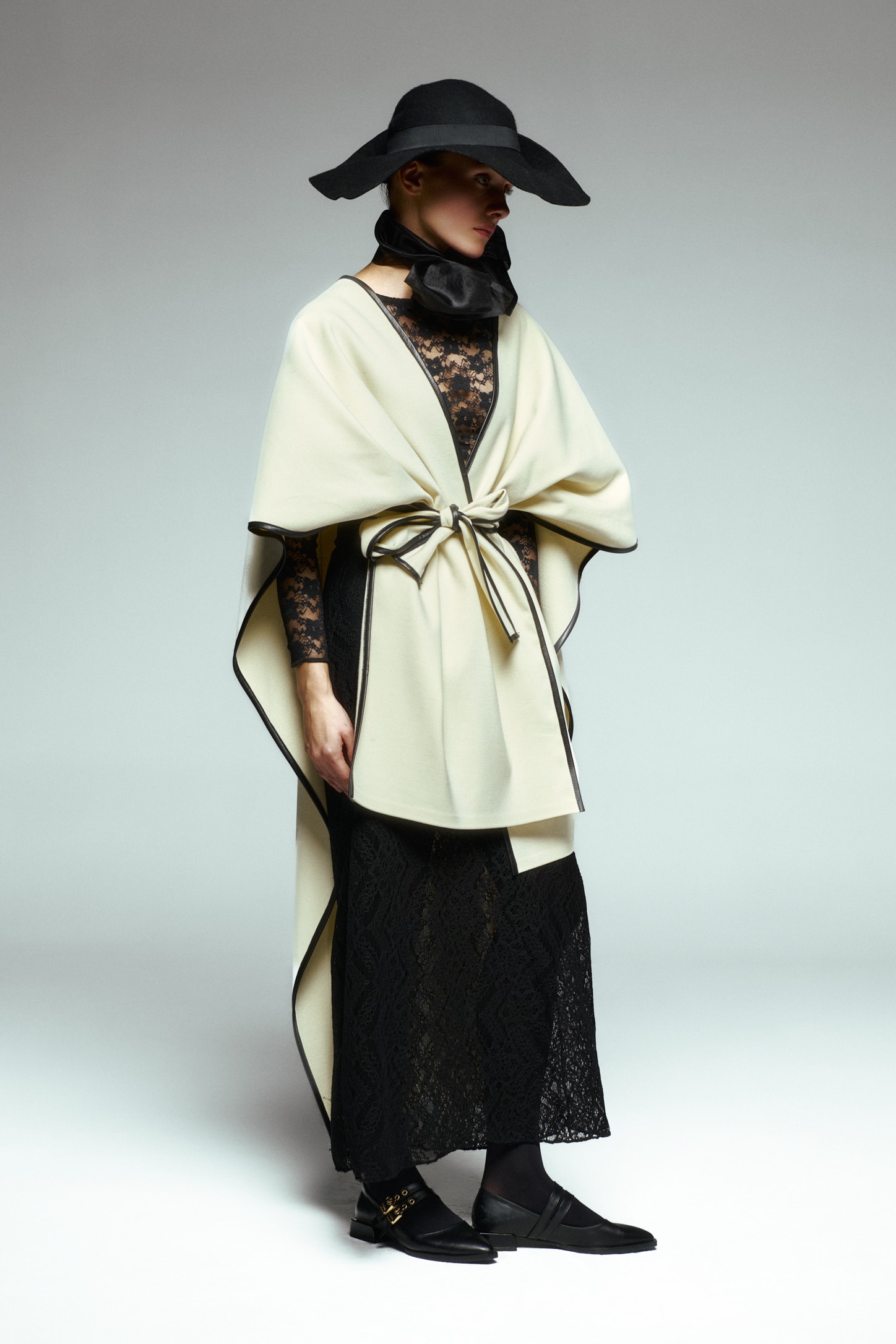 Deri Biyeli Kemerli Kaşe Pelerin 