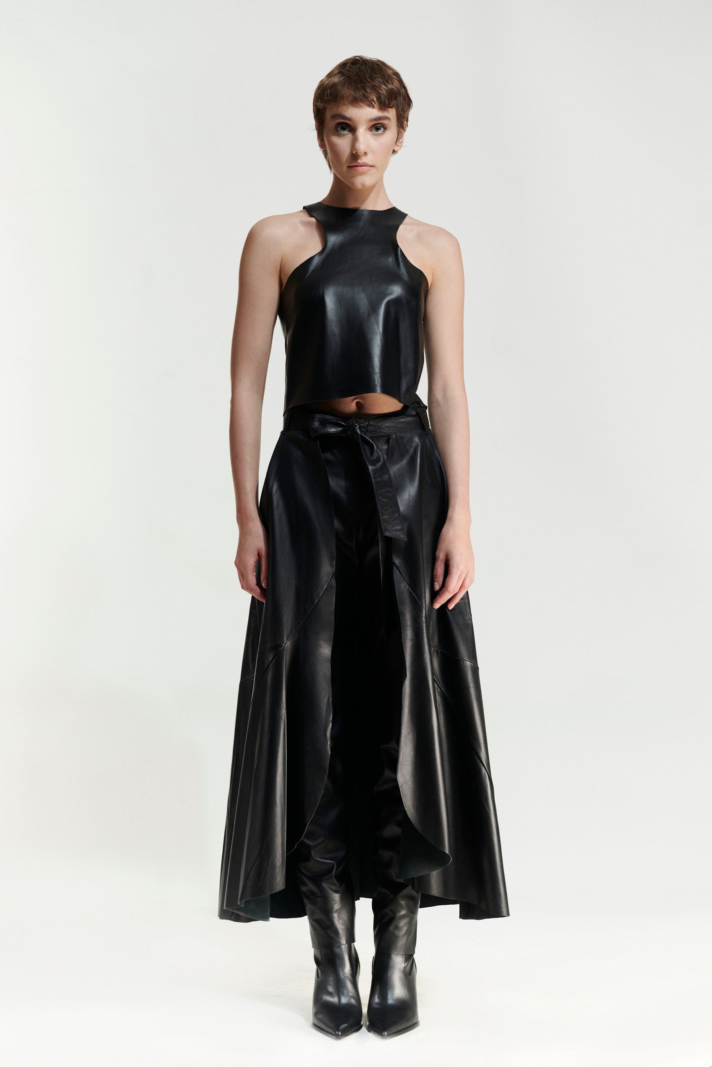 SYMMETRIC FITTING SKIRT WITH LEATHER BELT
