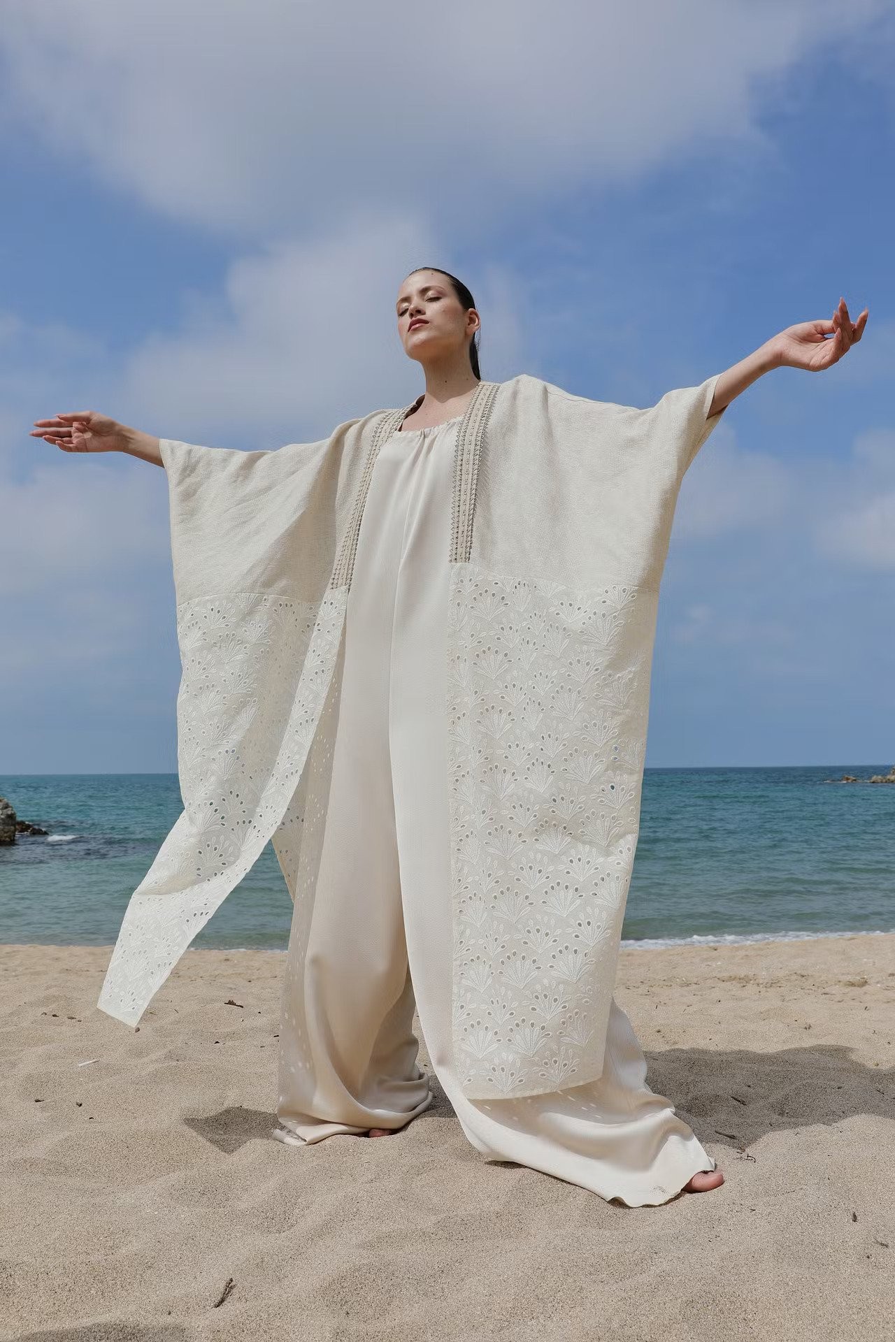 Linen-Scallop Kaftan with Leather embroidery on the collar