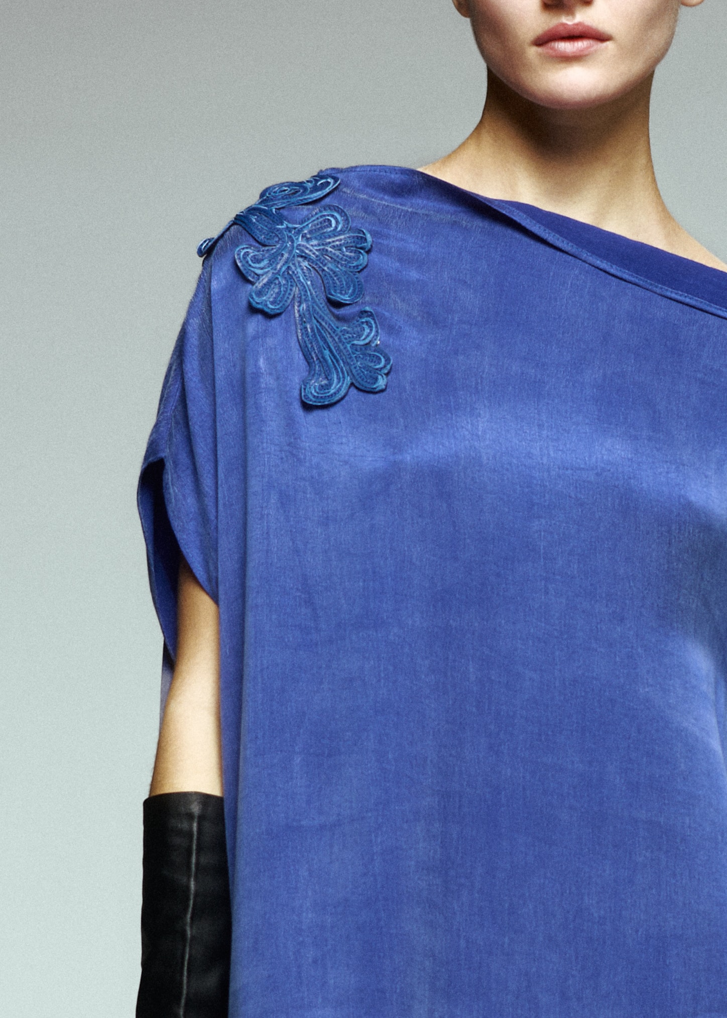 Deri Elişi Çiçek İşlemeli Cupra Uzun Elbise