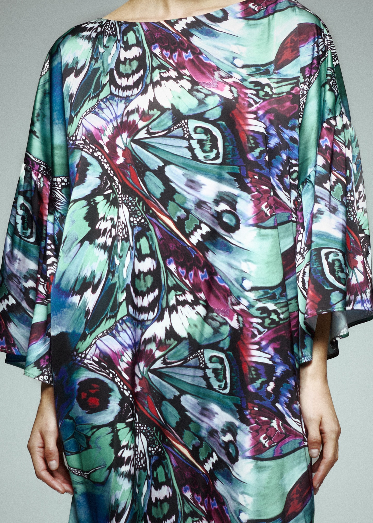 Eteği Volanlı Desenli Saten Uzun Elbise 