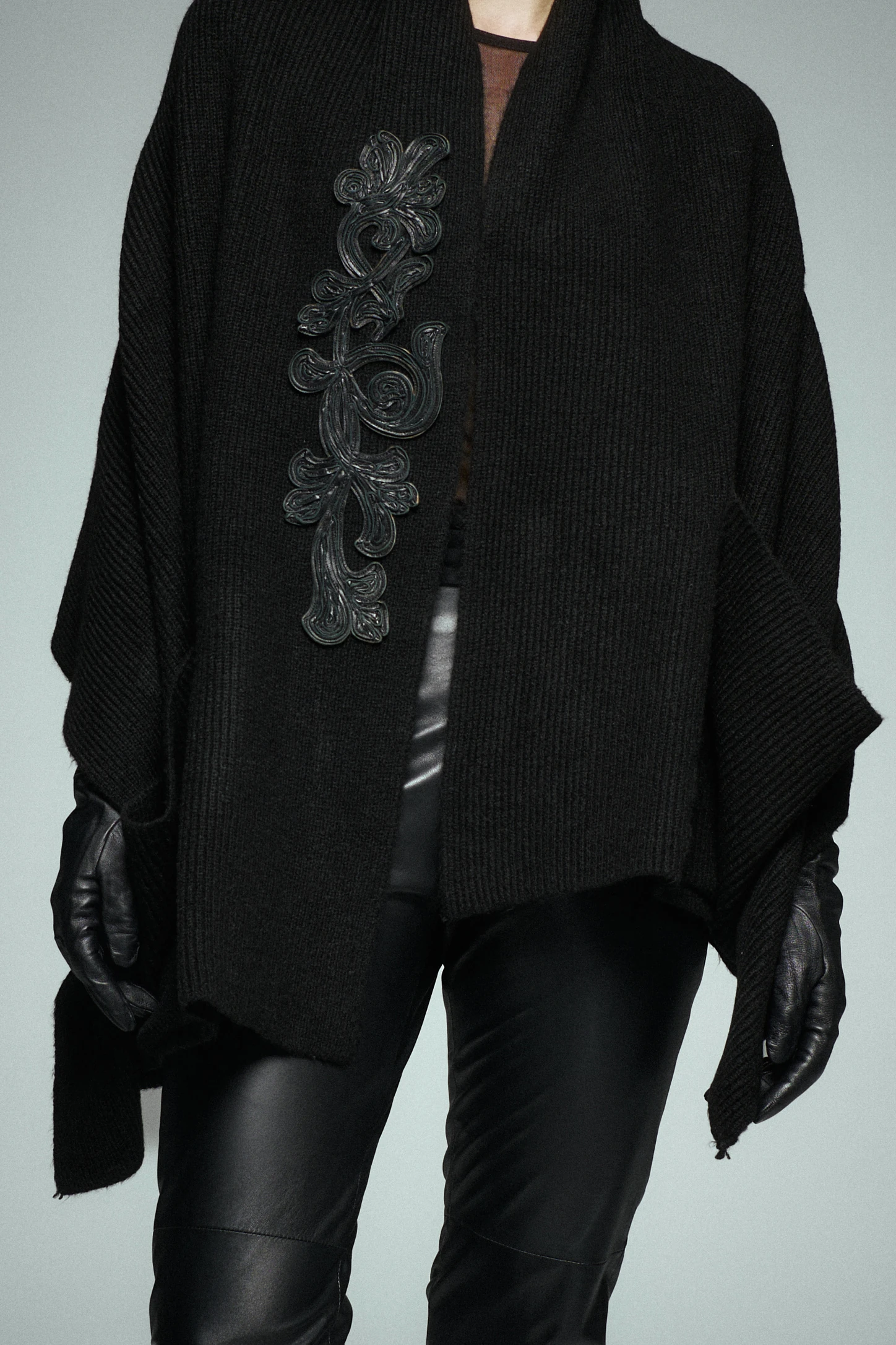 Deri Aplike İşlemeli Cepli Triko Şal 