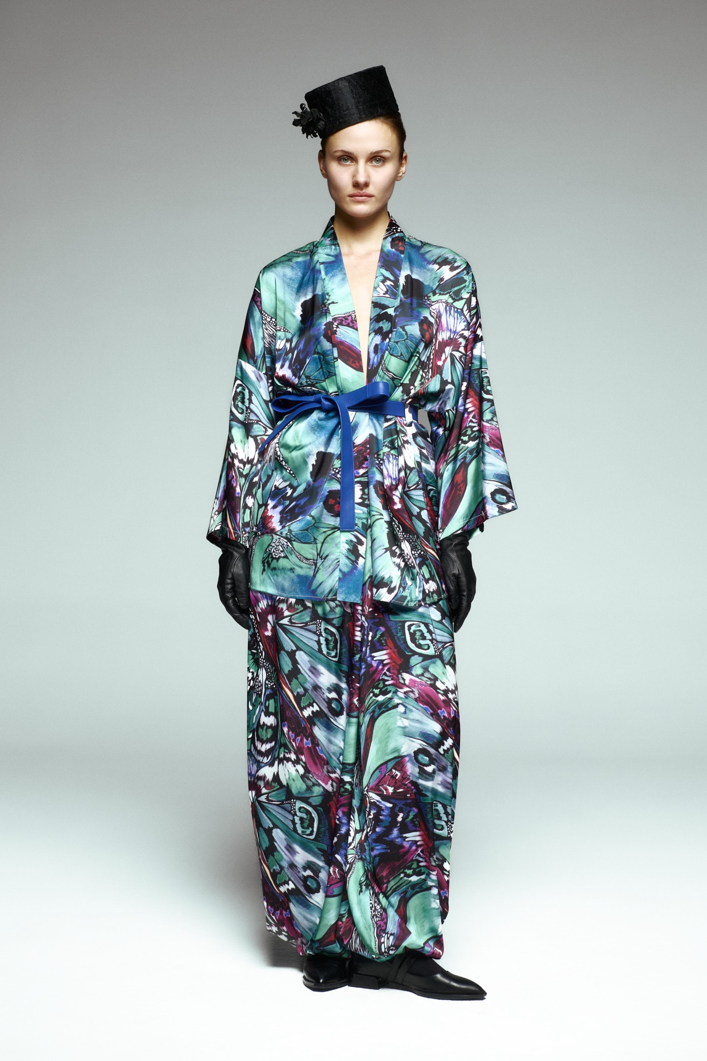 Deri Kemerli Desenli Saten Kaftan 