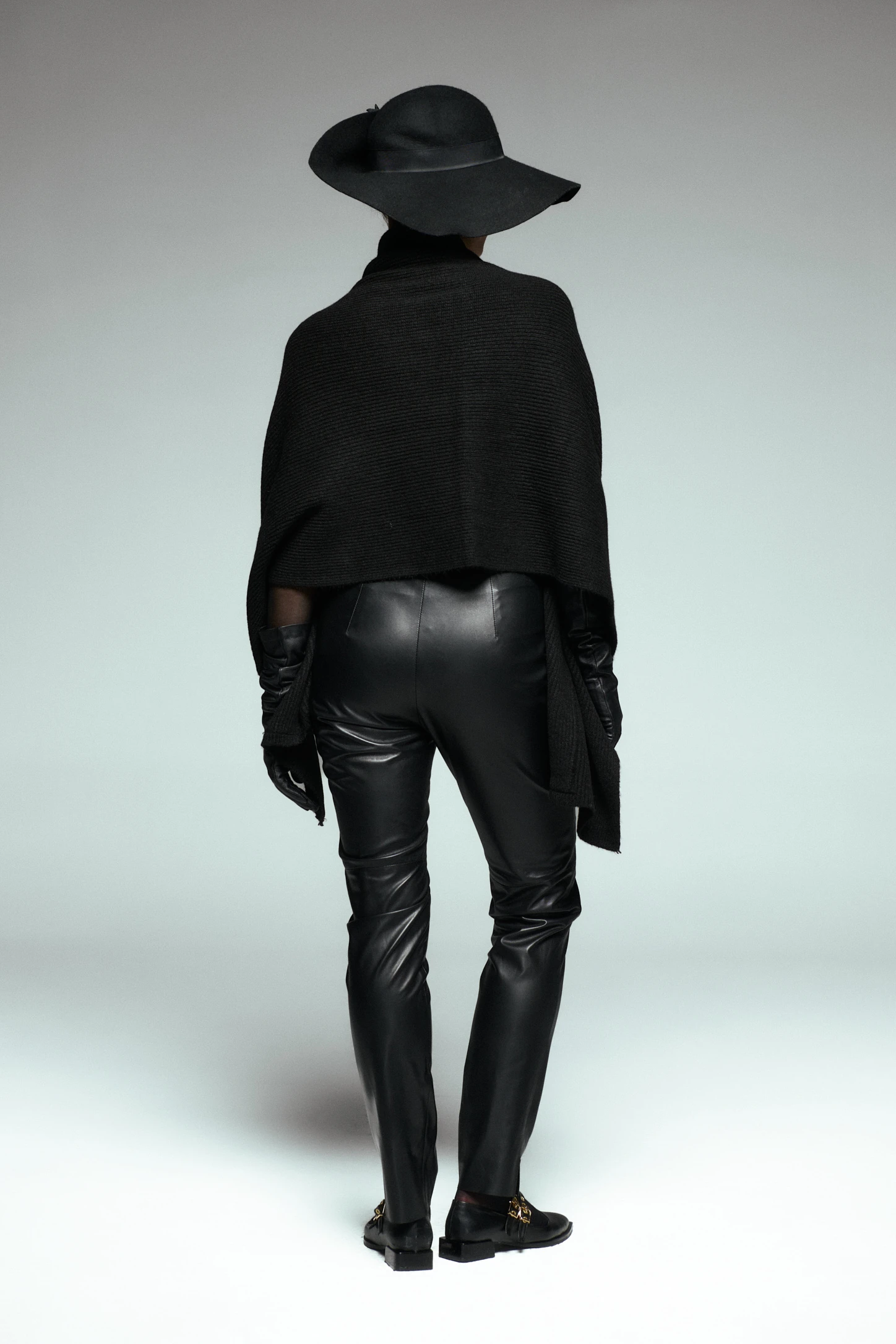 Deri Aplike İşlemeli Cepli Triko Şal 