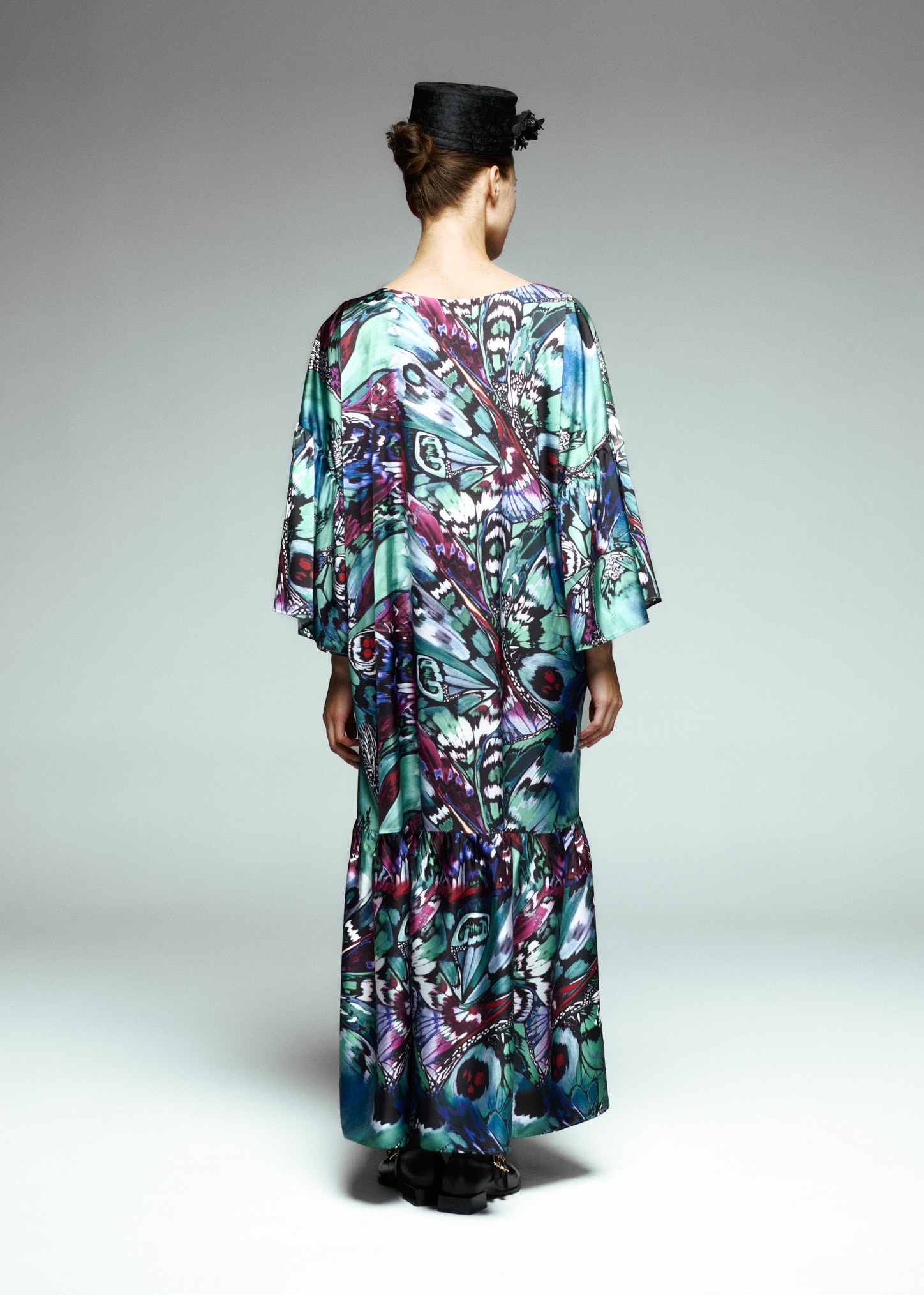 Eteği Volanlı Desenli Saten Uzun Elbise 