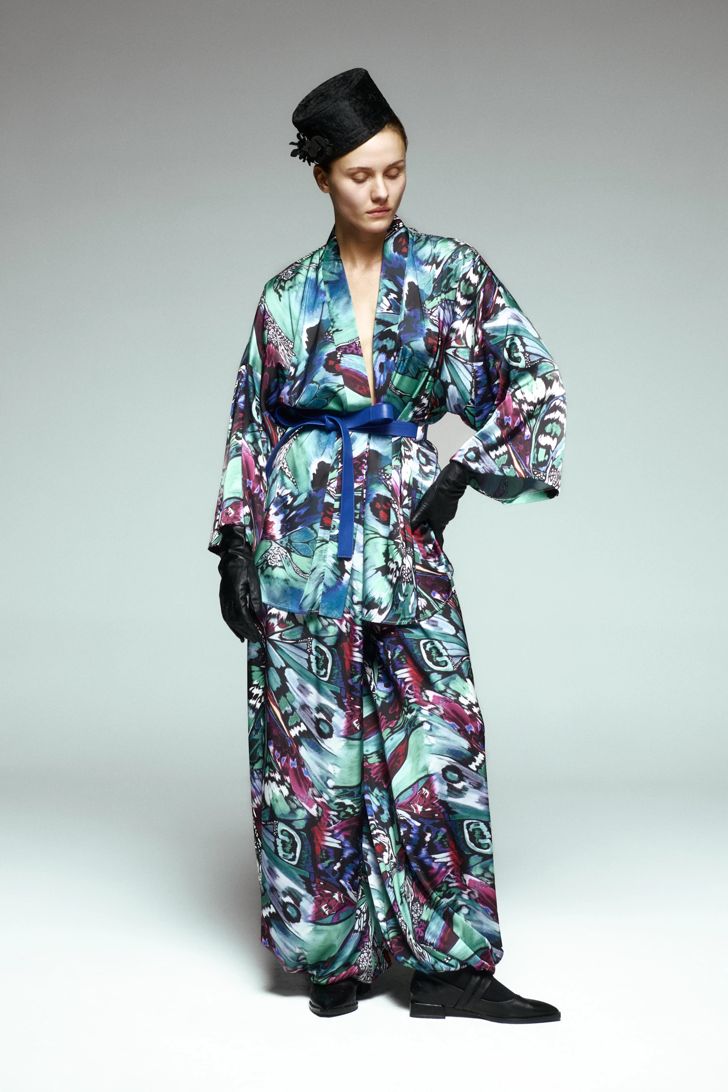 Deri Kemerli Desenli Saten Kaftan 