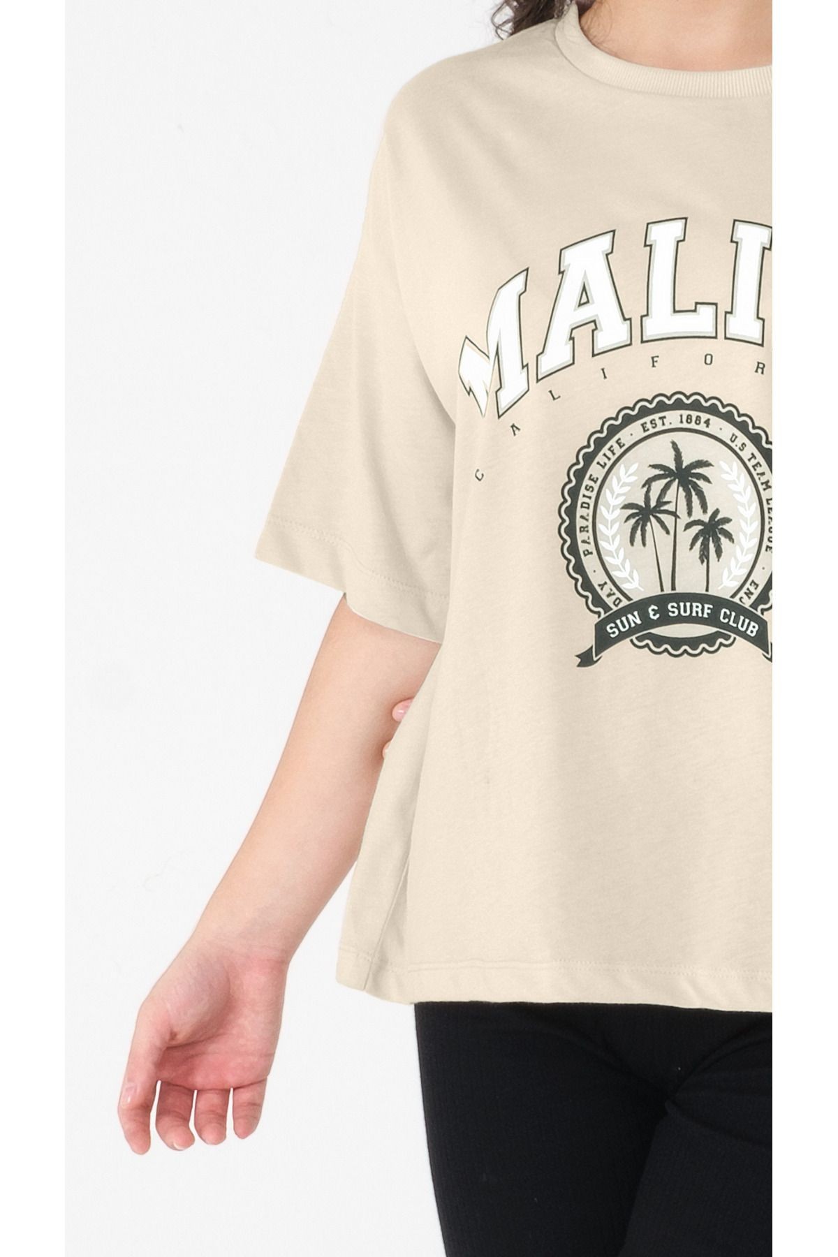 Kız Çocuk Bej Malibu Baskılı Tişört - Rahat ve Şık Tasarım