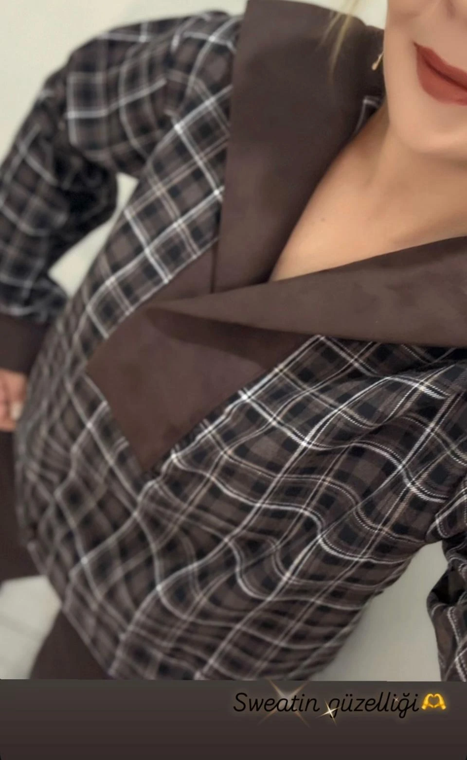 Yakası Süet Detay Alttan Büzgülü Ekoseli SWEATSHİRT