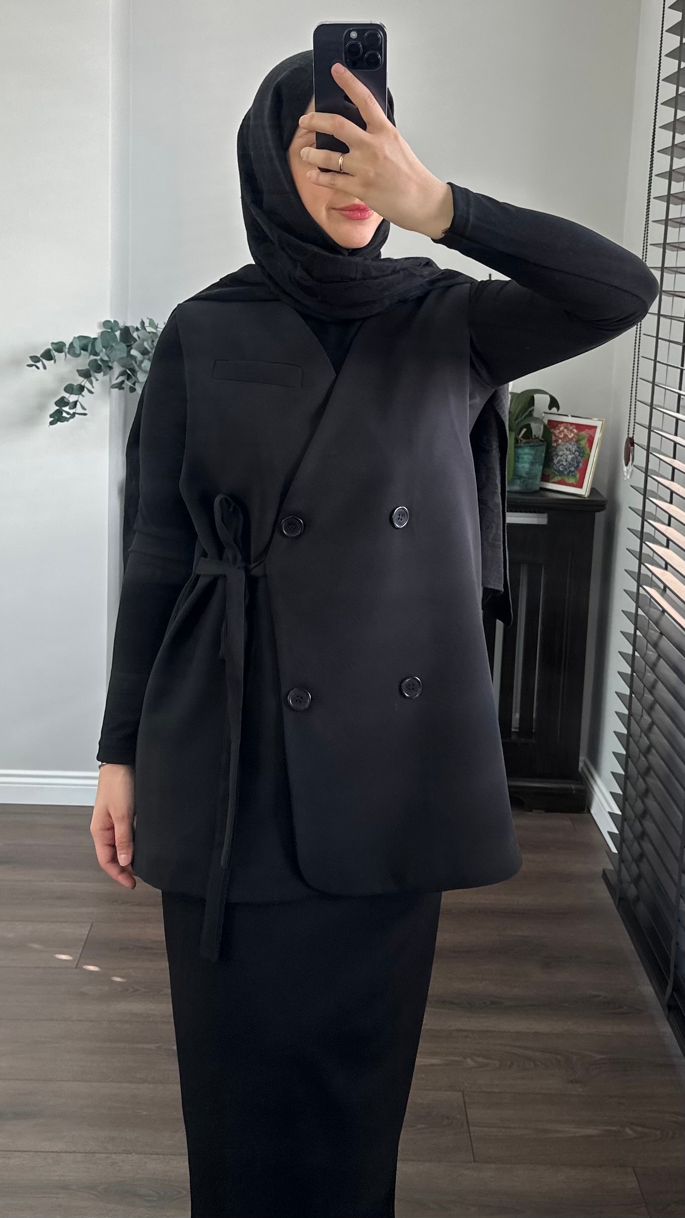 KREP BAĞLAMA DETAY YELEK - SİYAH image