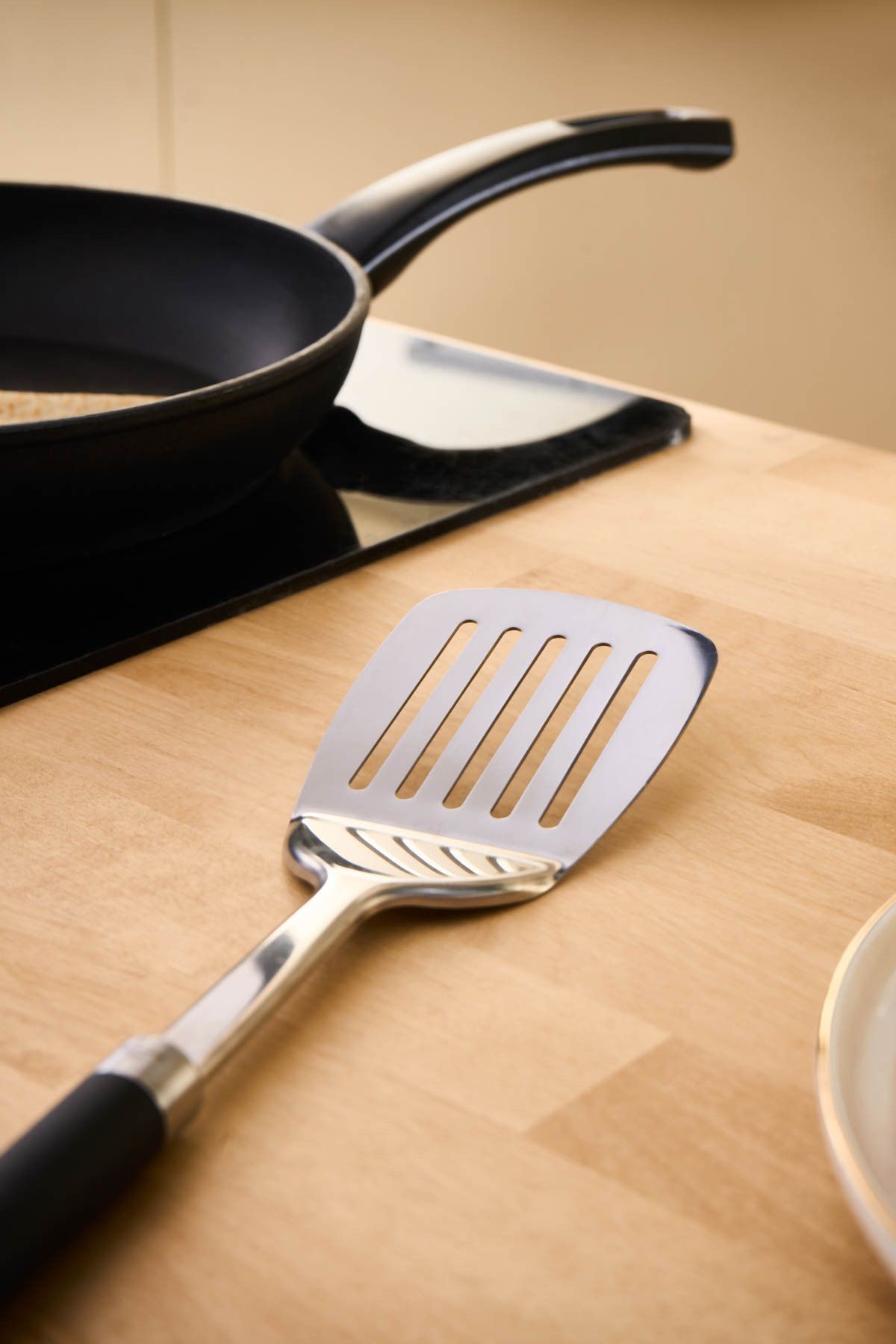 Mandy Çelik Oluklu Spatula 25 Cm