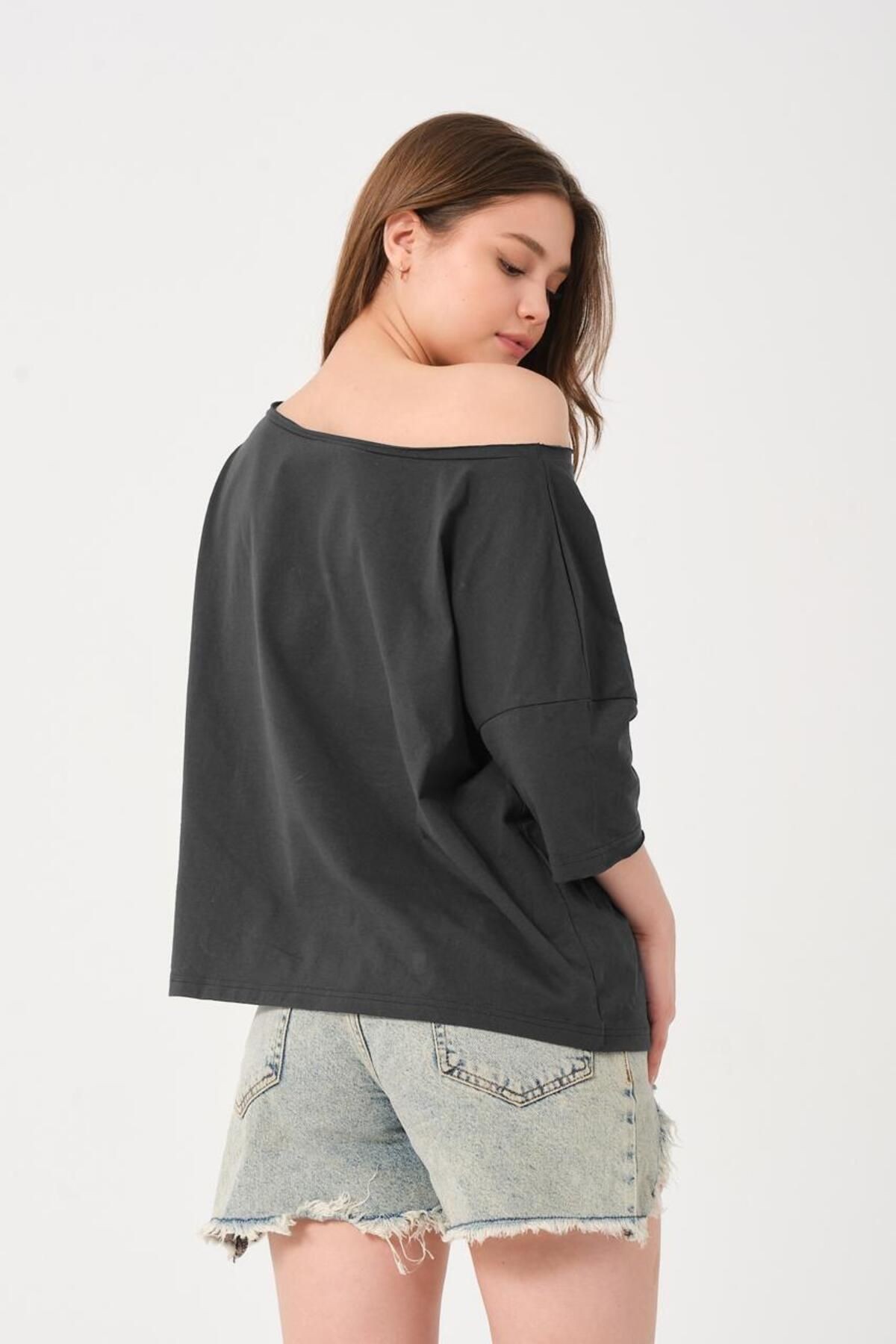 Kadın Bej Düşük Omuz T-shirt - siyah