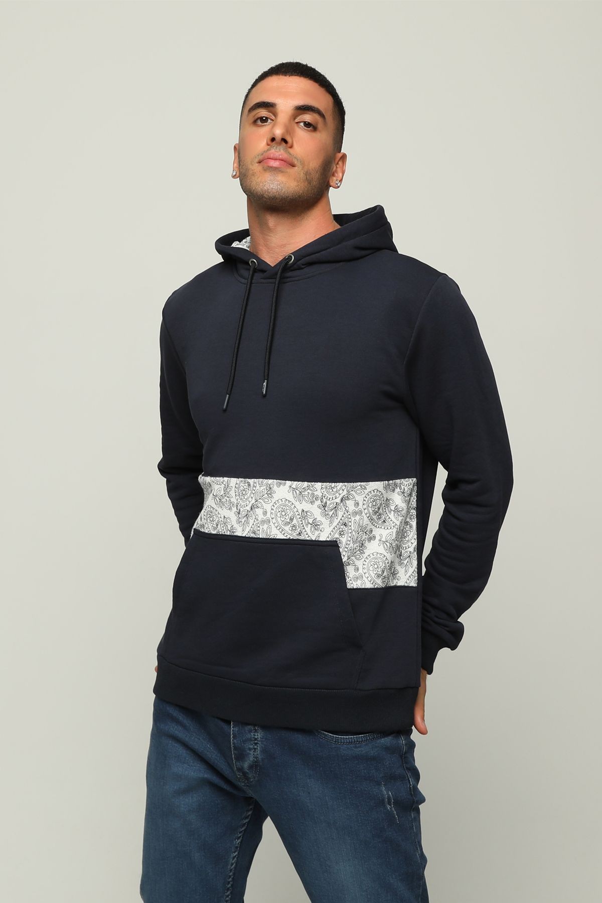 Erkek Regular Fit Uzun Kollu Bisiklet Yaka Baskılı Kanguru Cepli Sweatshirt