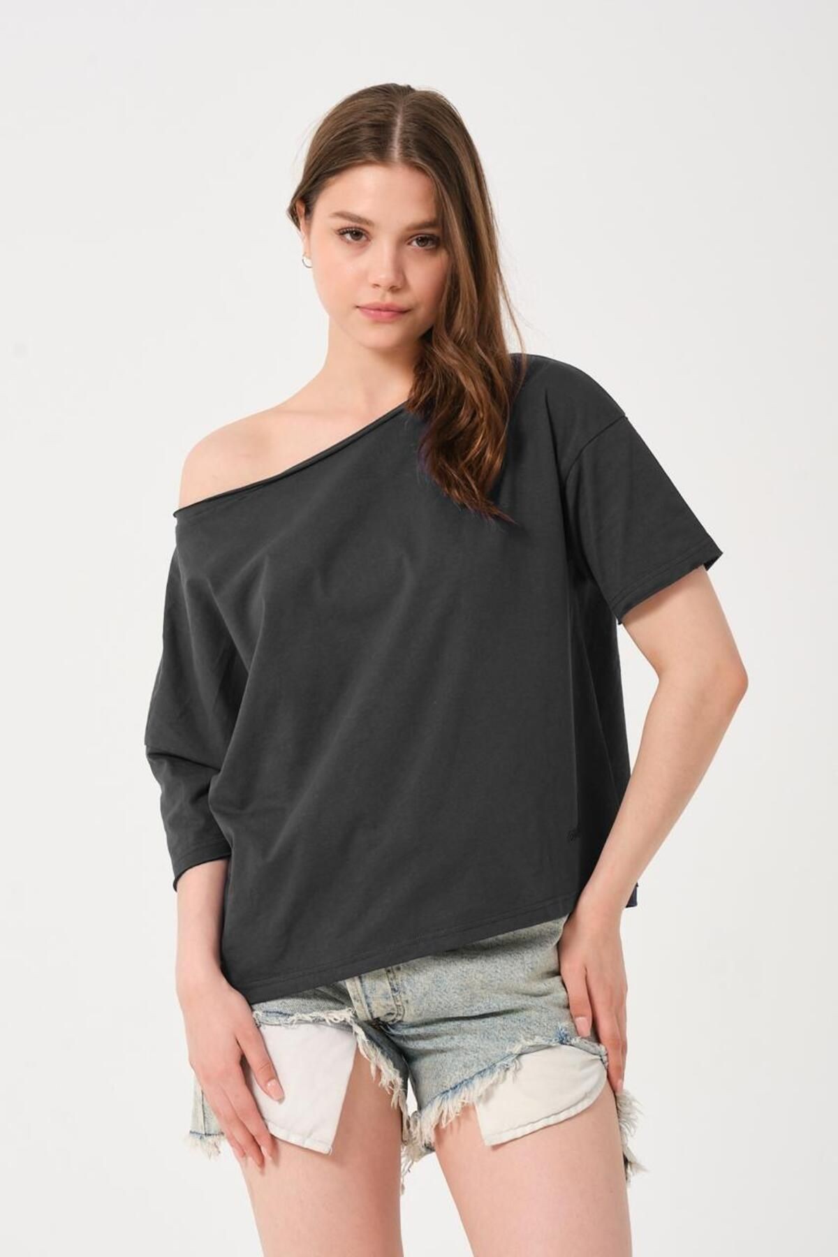 Kadın Bej Düşük Omuz T-shirt - siyah