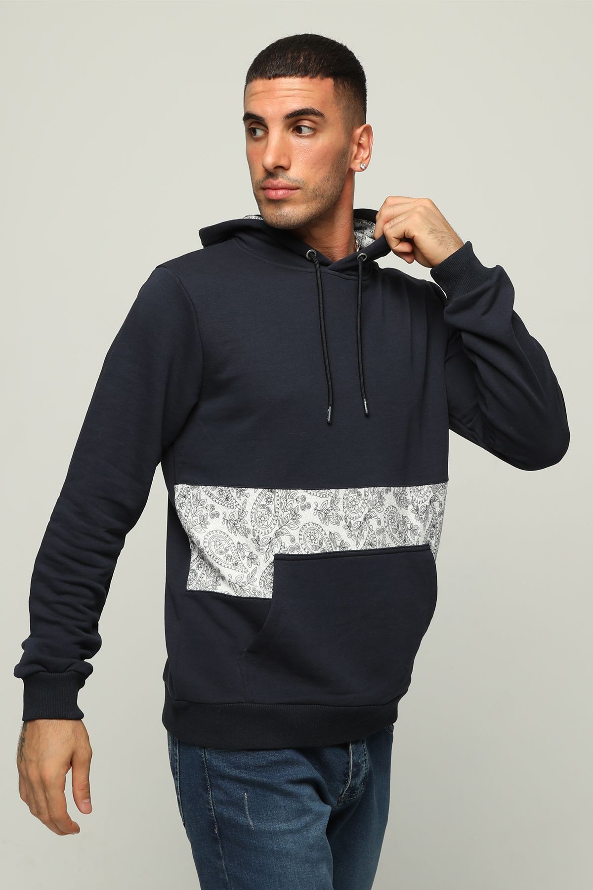 Erkek Regular Fit Uzun Kollu Bisiklet Yaka Baskılı Kanguru Cepli Sweatshirt