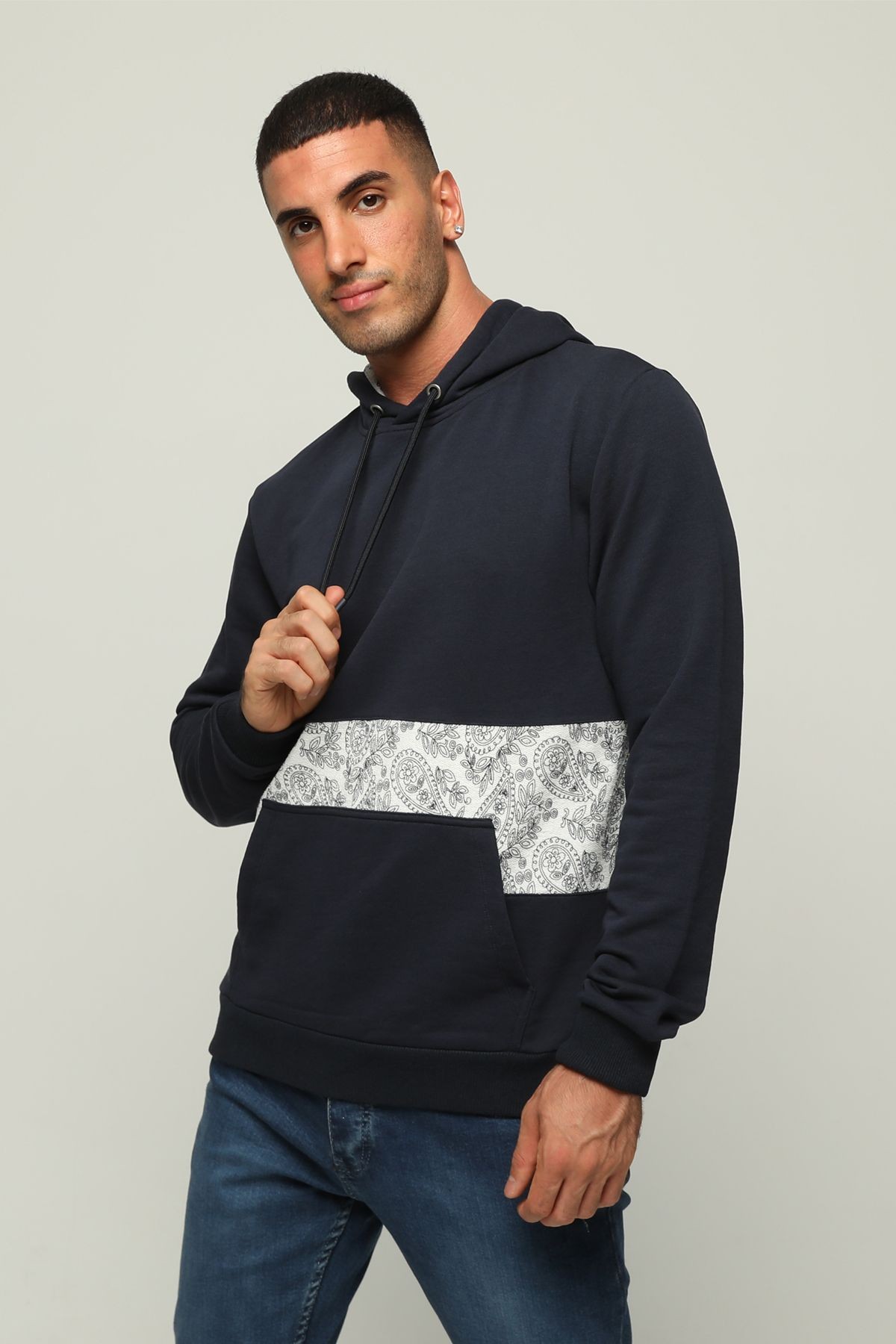 Erkek Regular Fit Uzun Kollu Bisiklet Yaka Baskılı Kanguru Cepli Sweatshirt