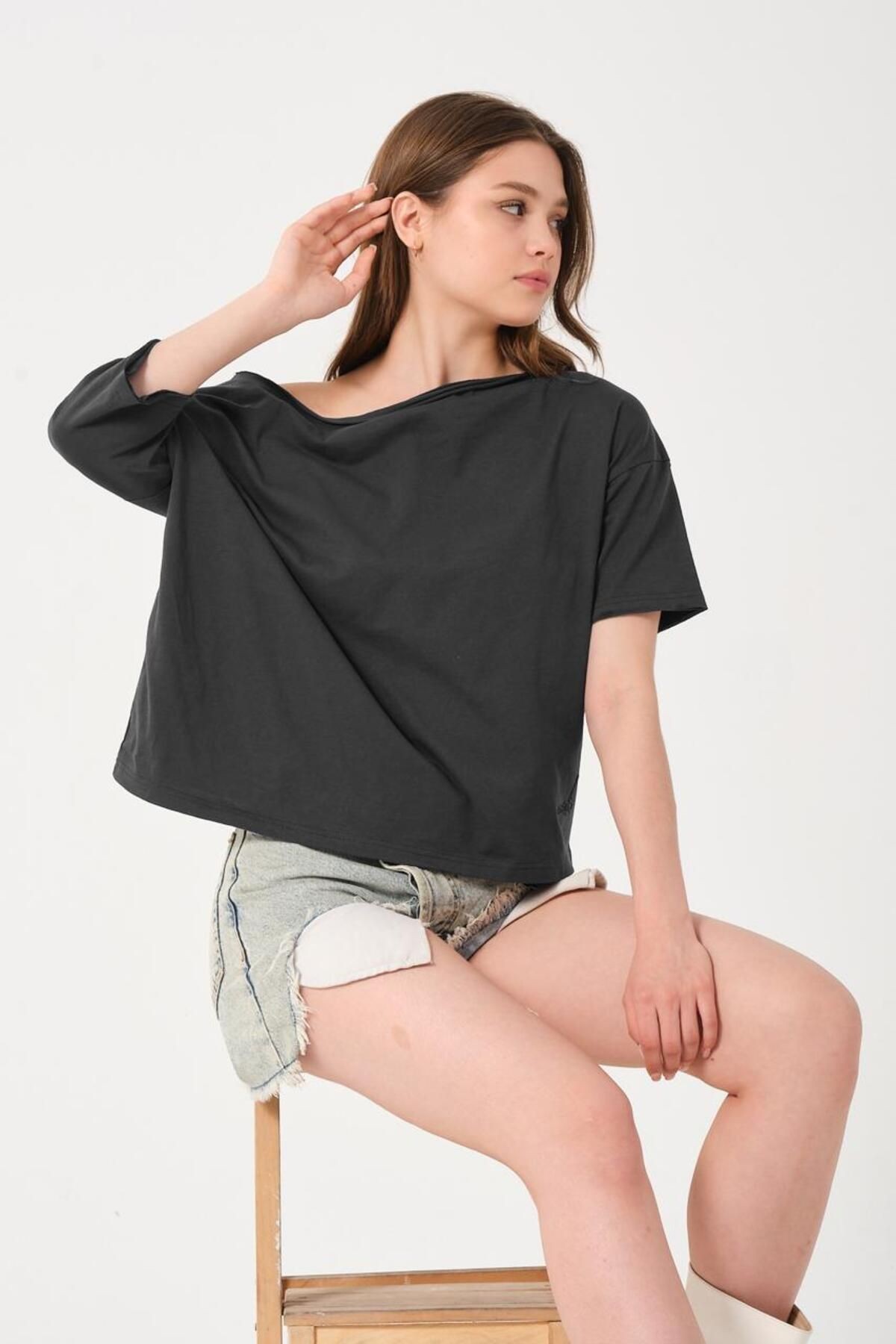 Kadın Bej Düşük Omuz T-shirt - siyah