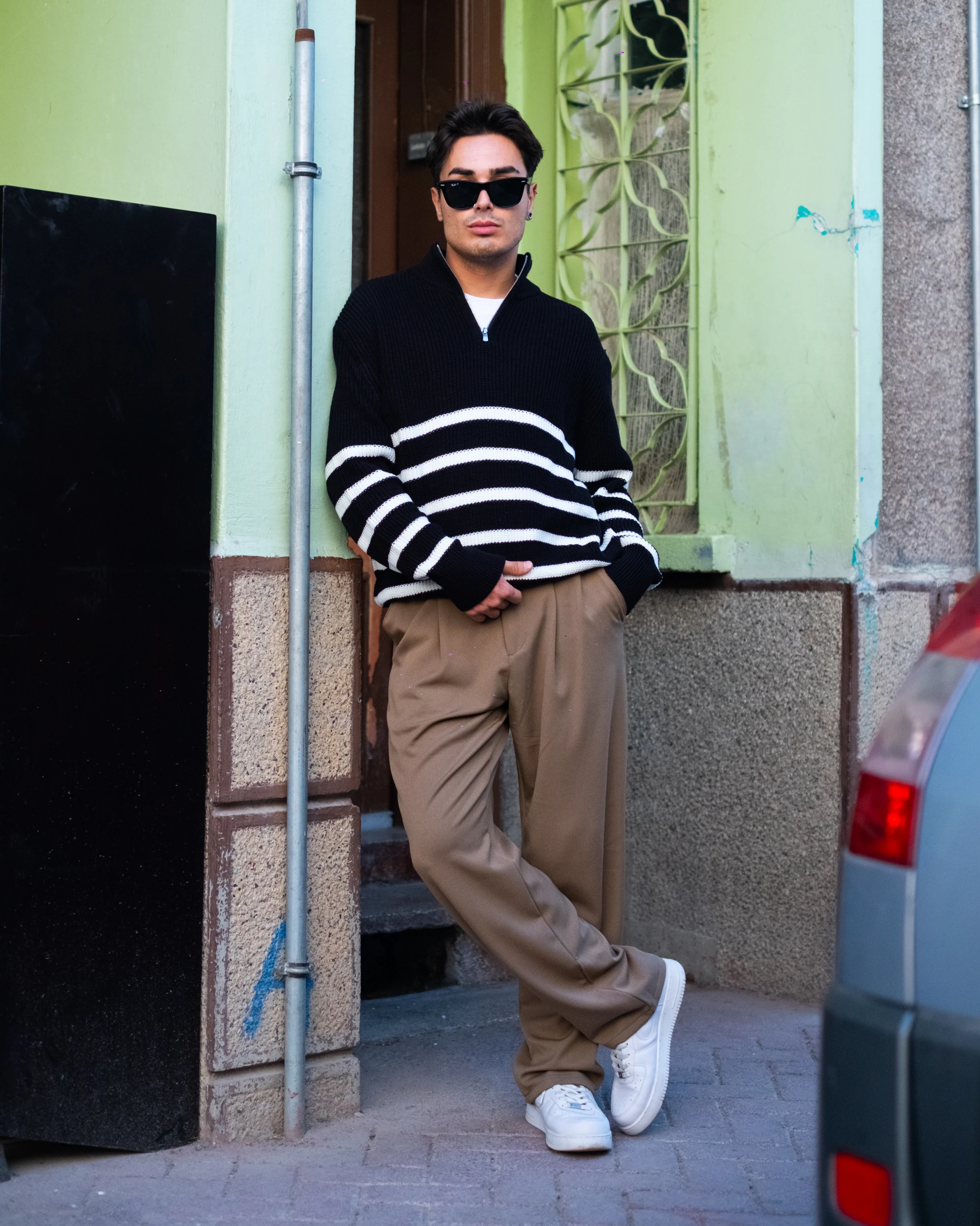 Siyah Yarım Fermuarlı Çizgili Oversize Triko