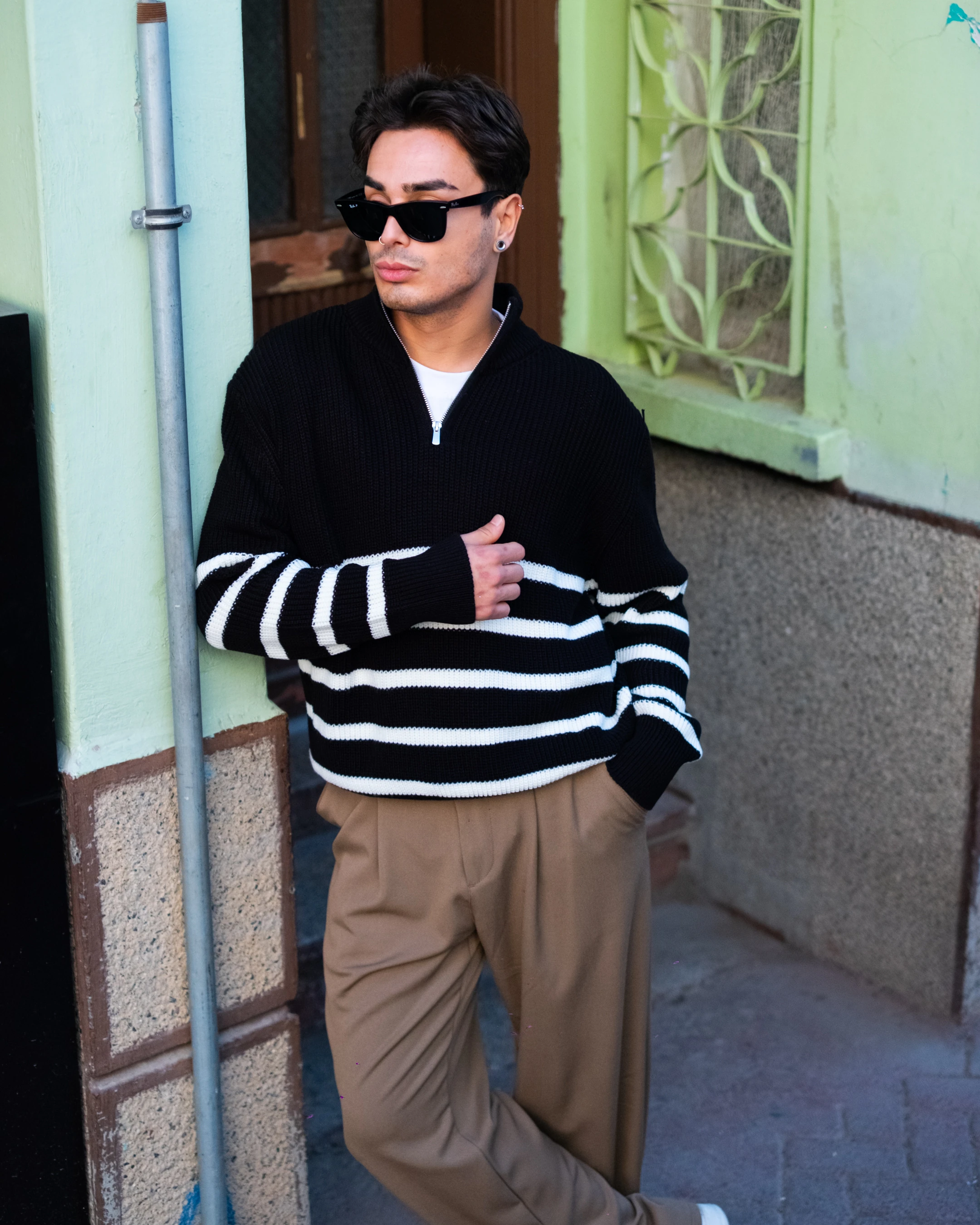 Siyah Yarım Fermuarlı Çizgili Oversize Triko