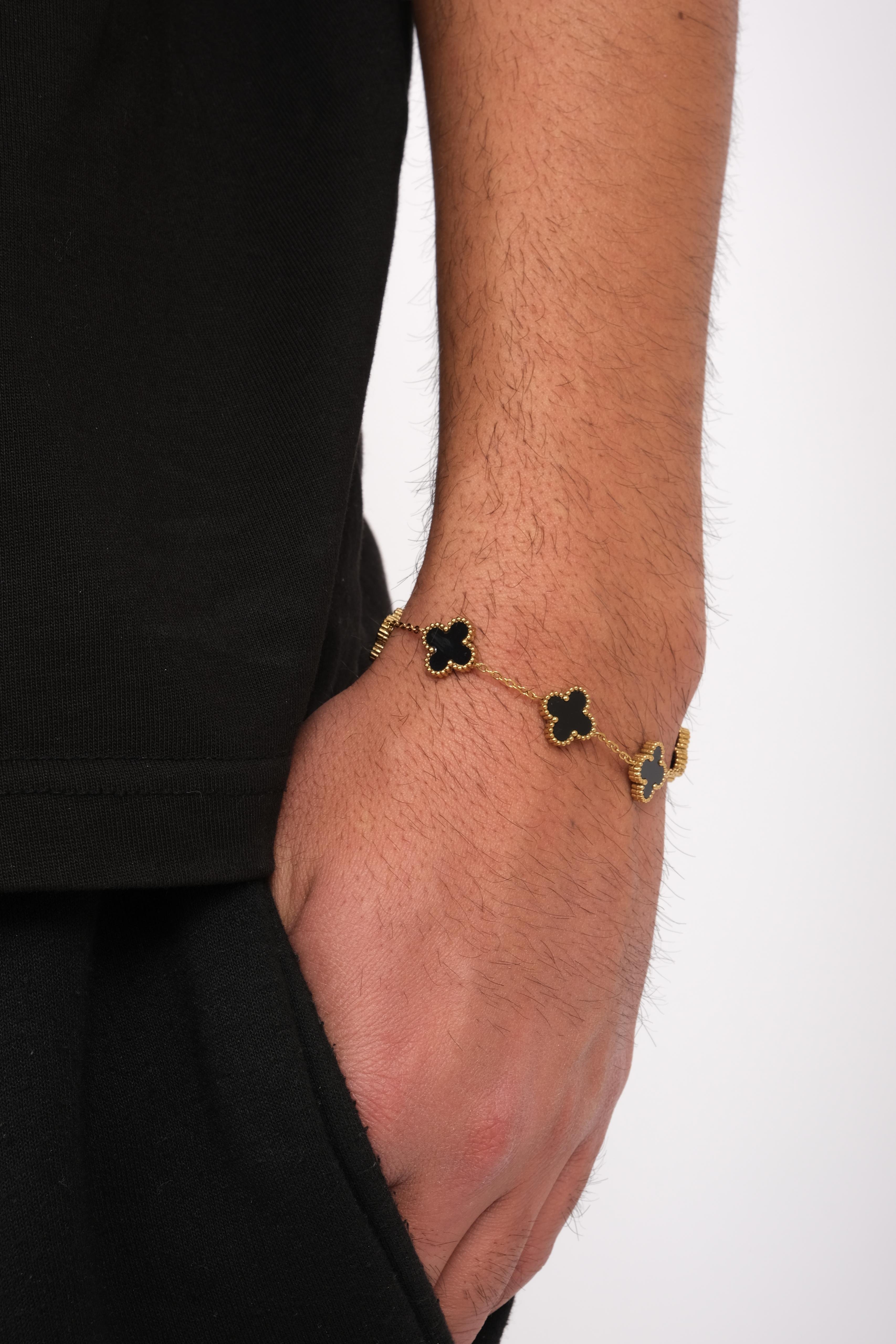 Unisex clover detailed bracelet