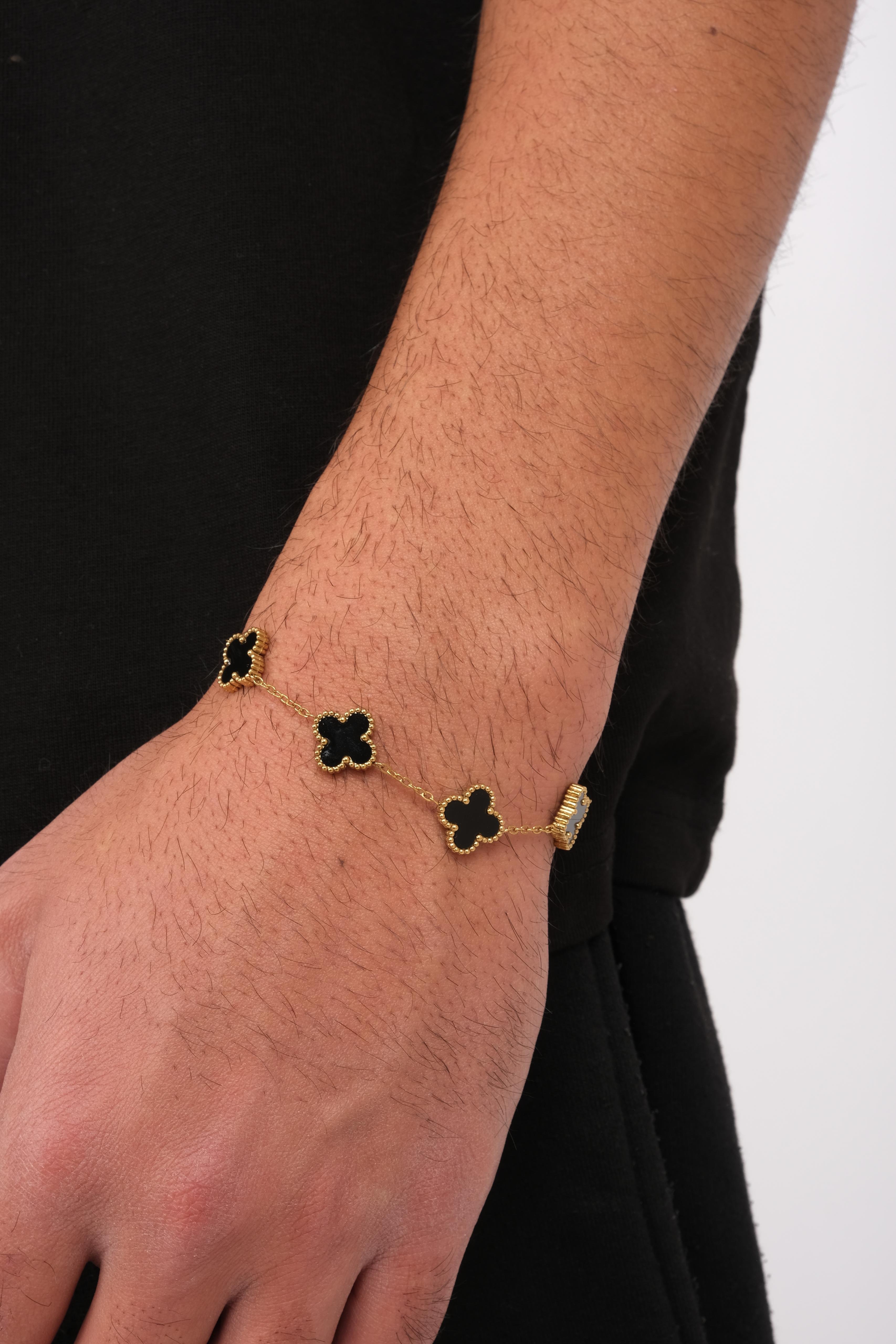 Unisex clover detailed bracelet