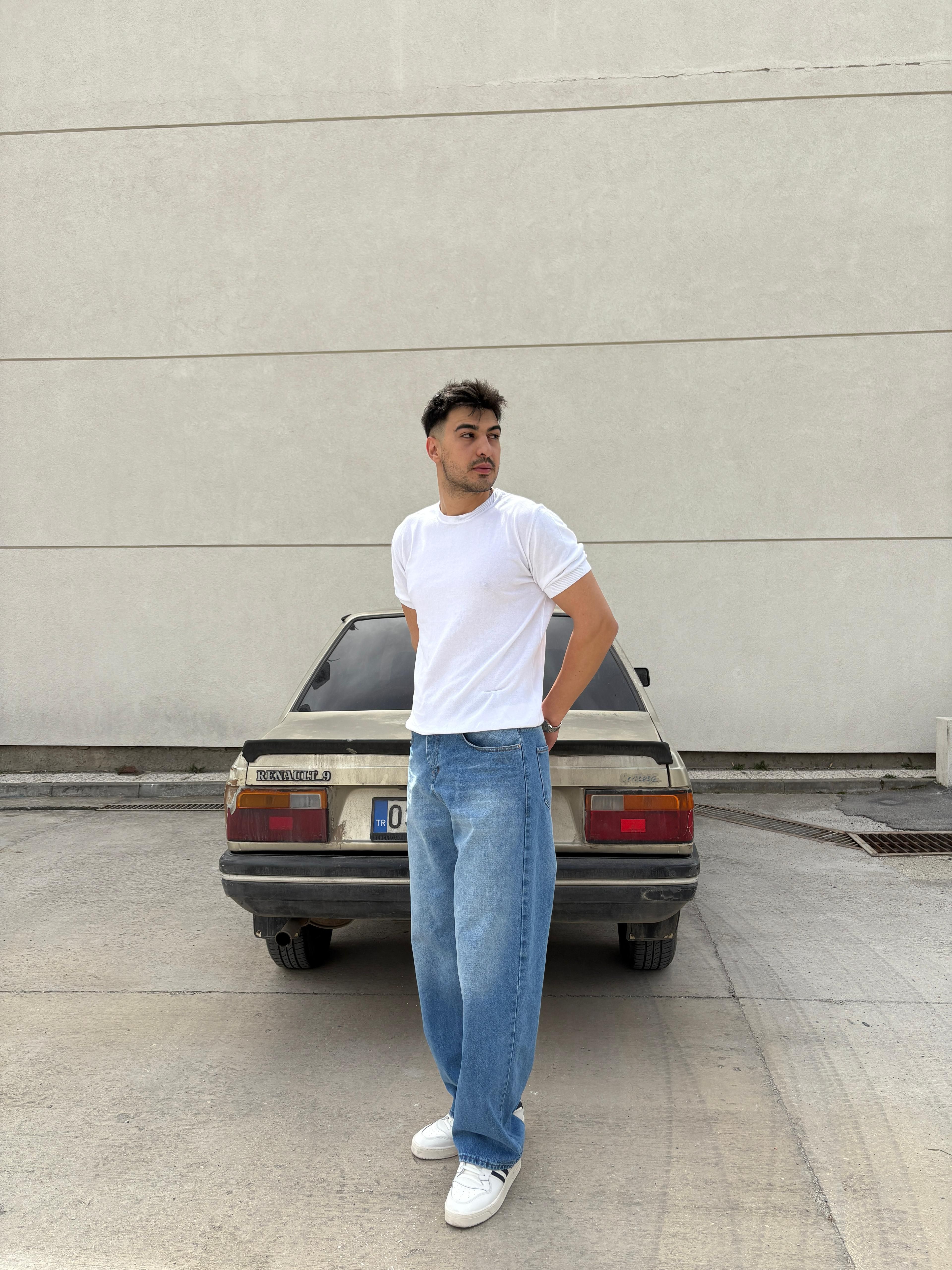 White Basic T-shirt - Slim Fit