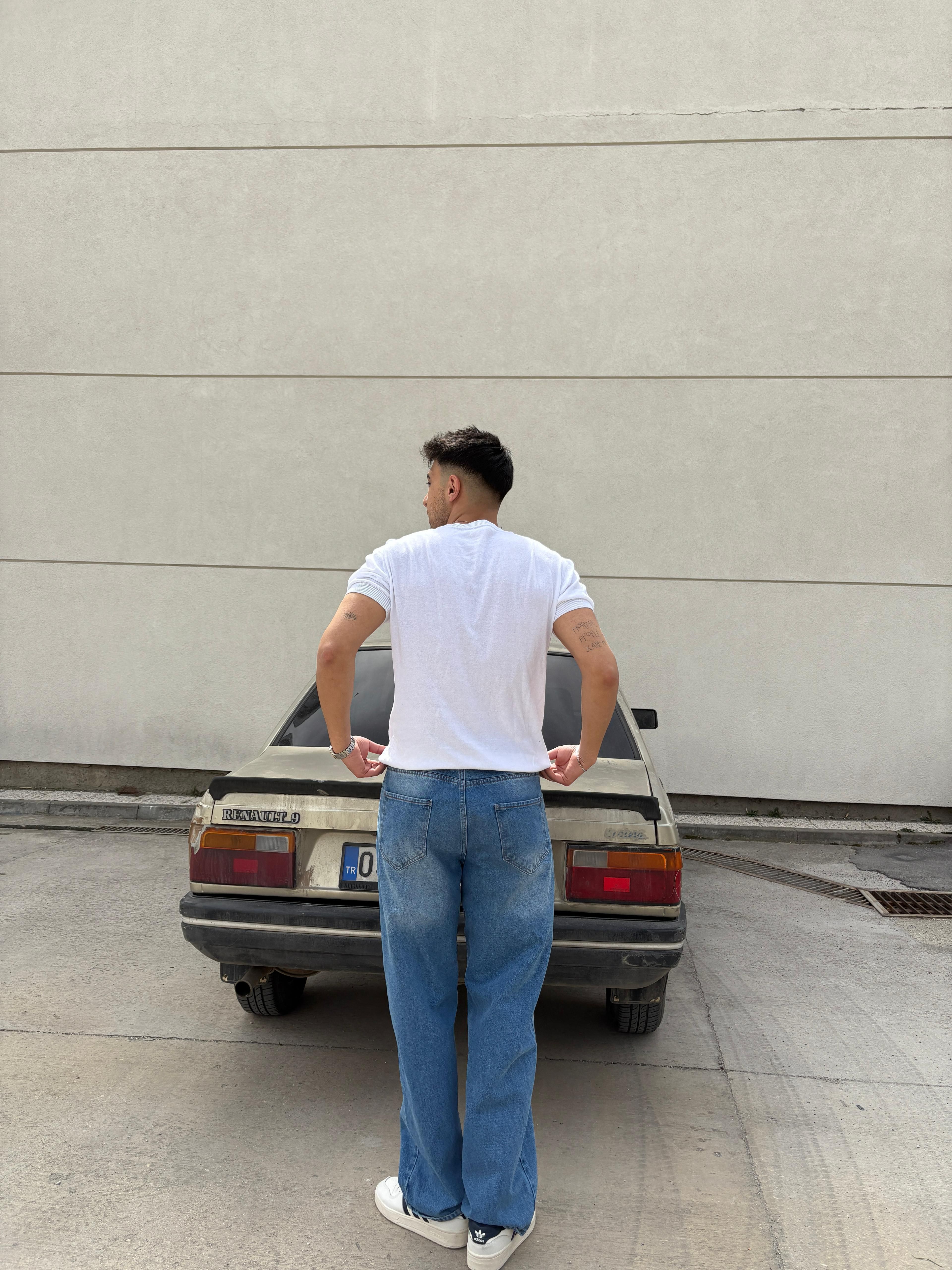 White Basic T-shirt - Slim Fit