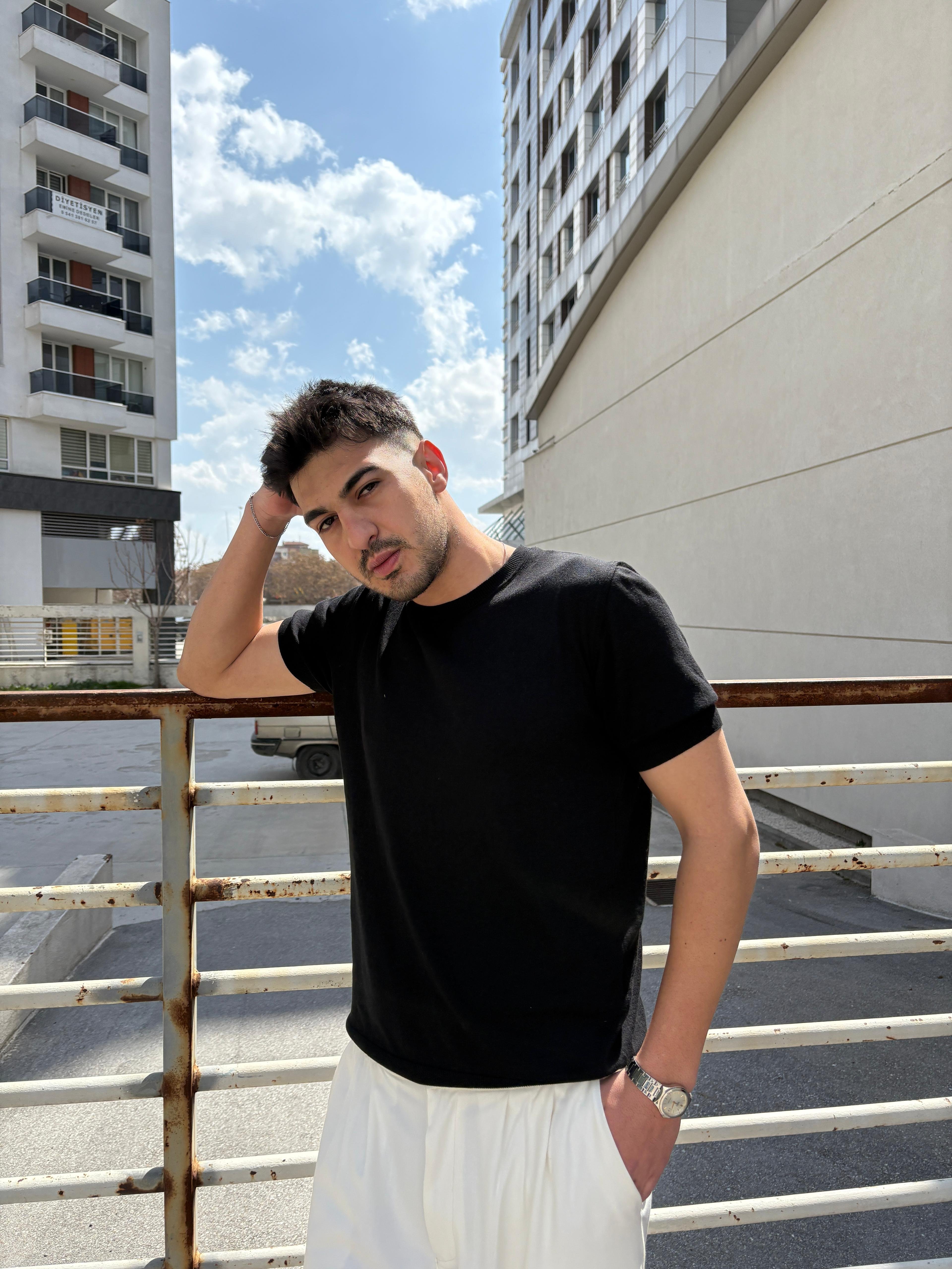 Black Basic T-Shirt - Slim Fit