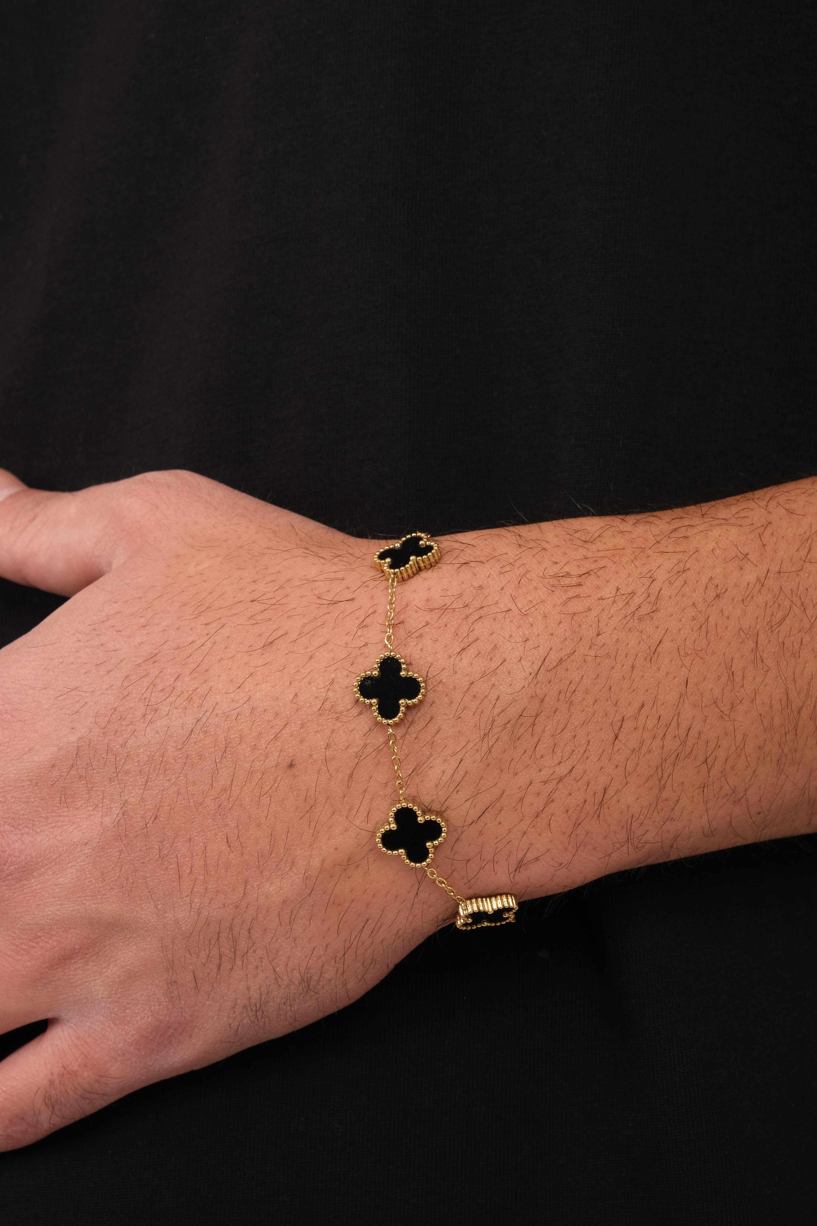 Unisex clover detailed bracelet