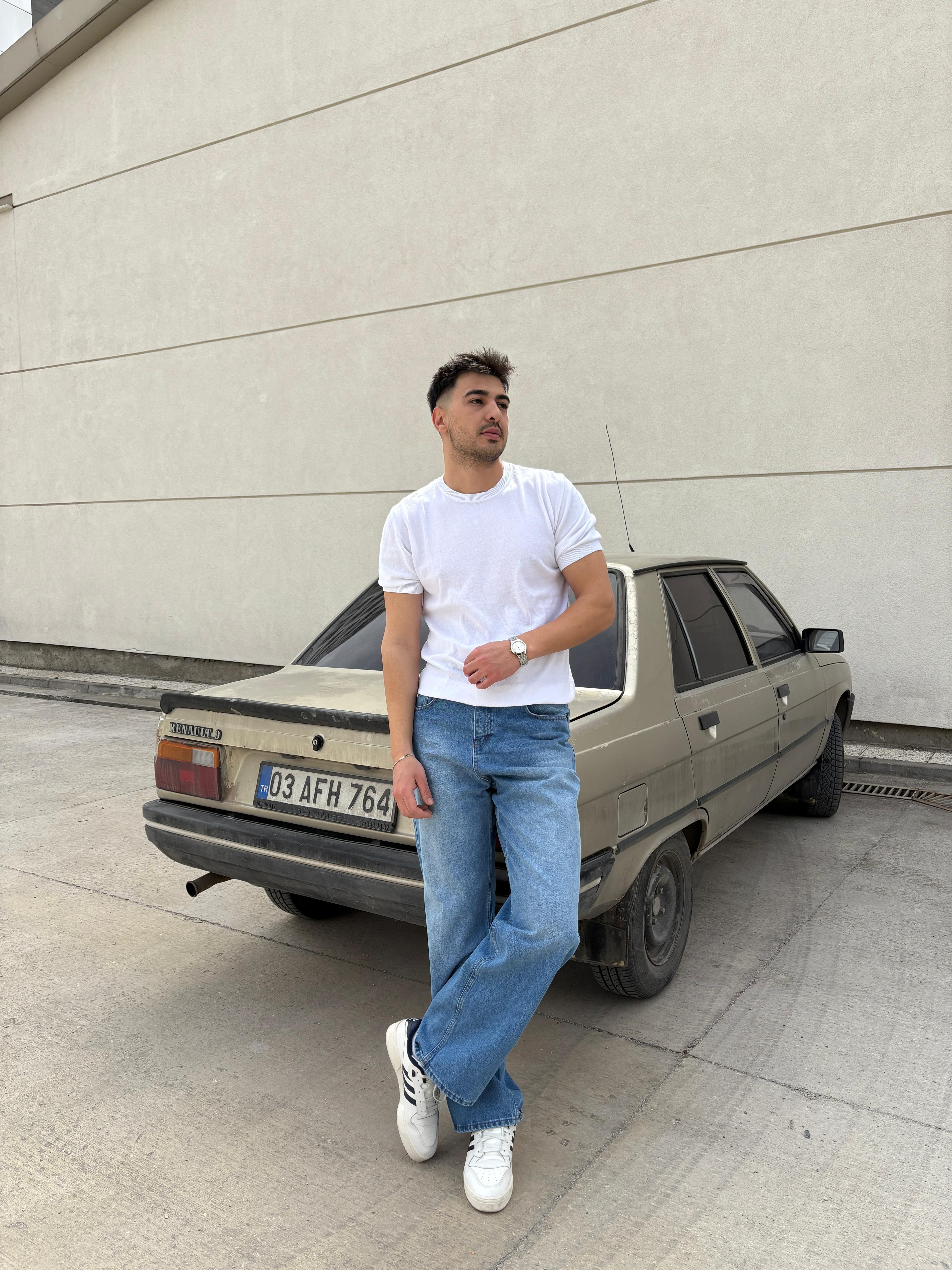 White Basic T-shirt - Slim Fit