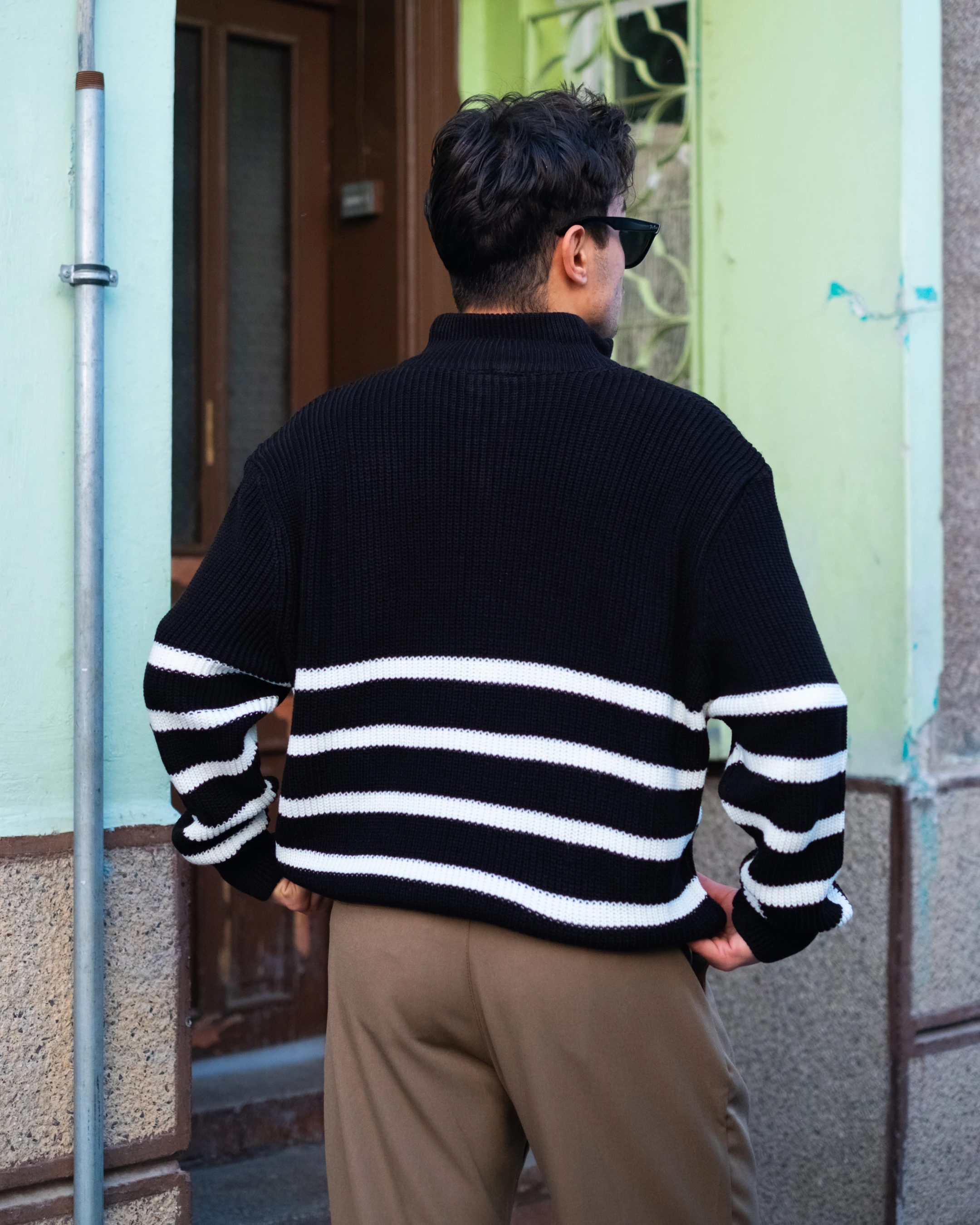 Siyah Yarım Fermuarlı Çizgili Oversize Triko