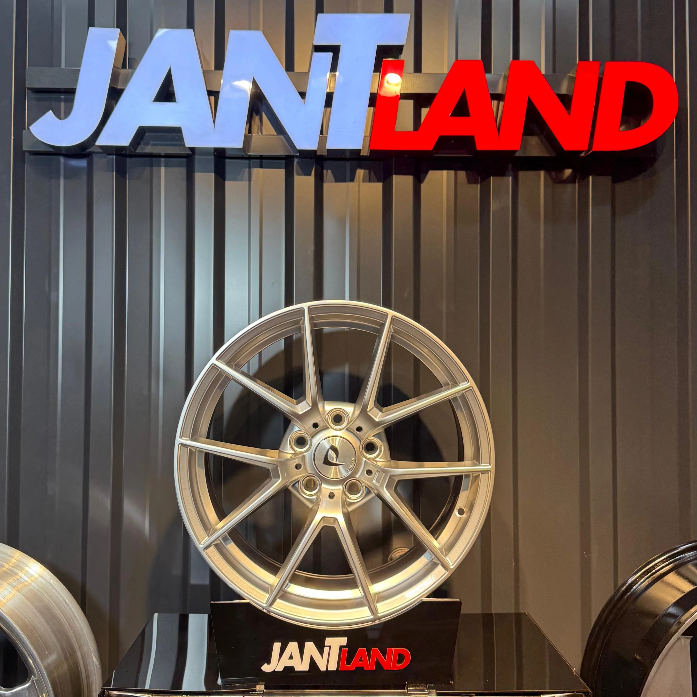 BK-5282 8.5 X 18 BK-5282 5X120 ET35 72.56 HYPER SILVER XL