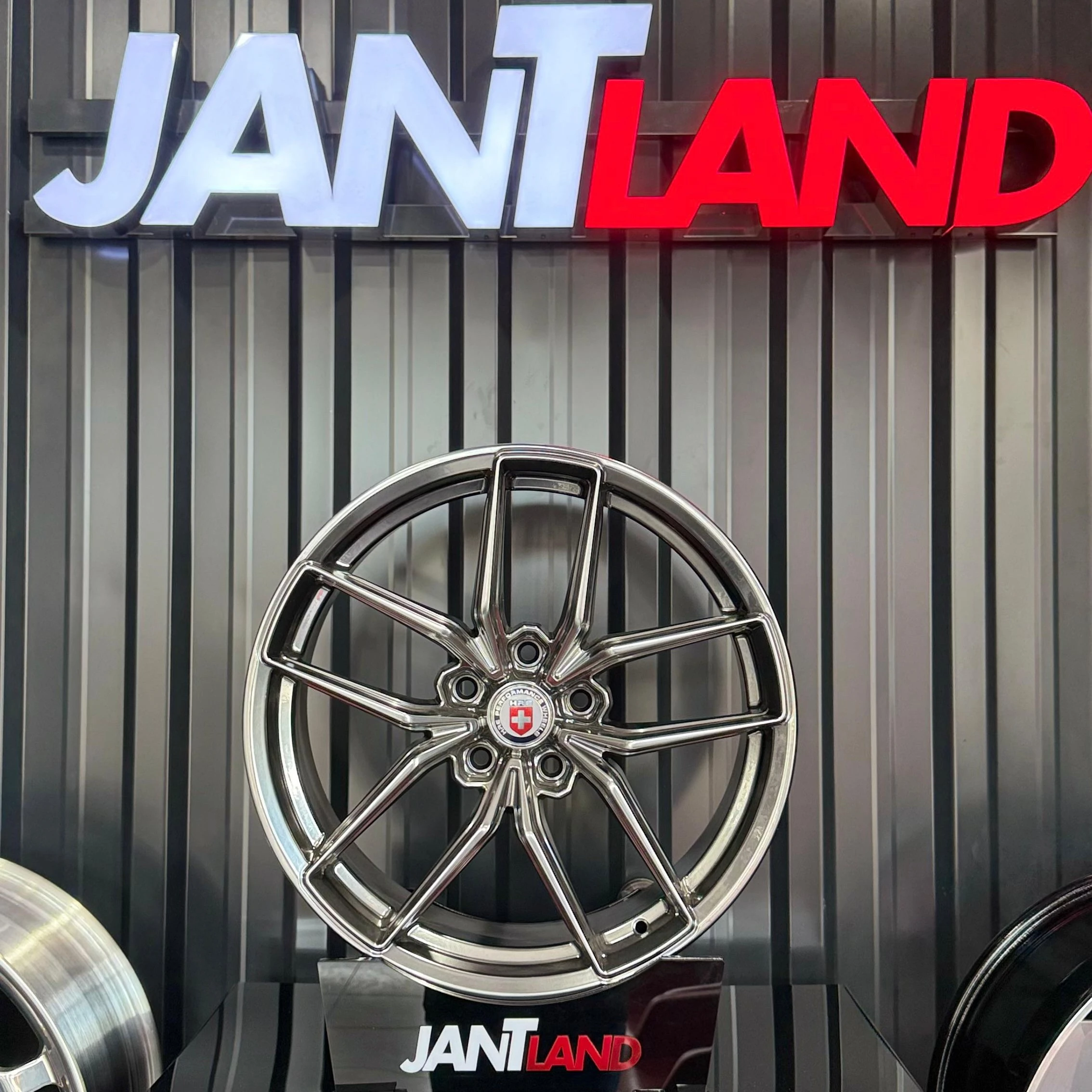 R1W-5605-4 19/5*120 19*8.5 ET33 72.6 HYPER BLACK