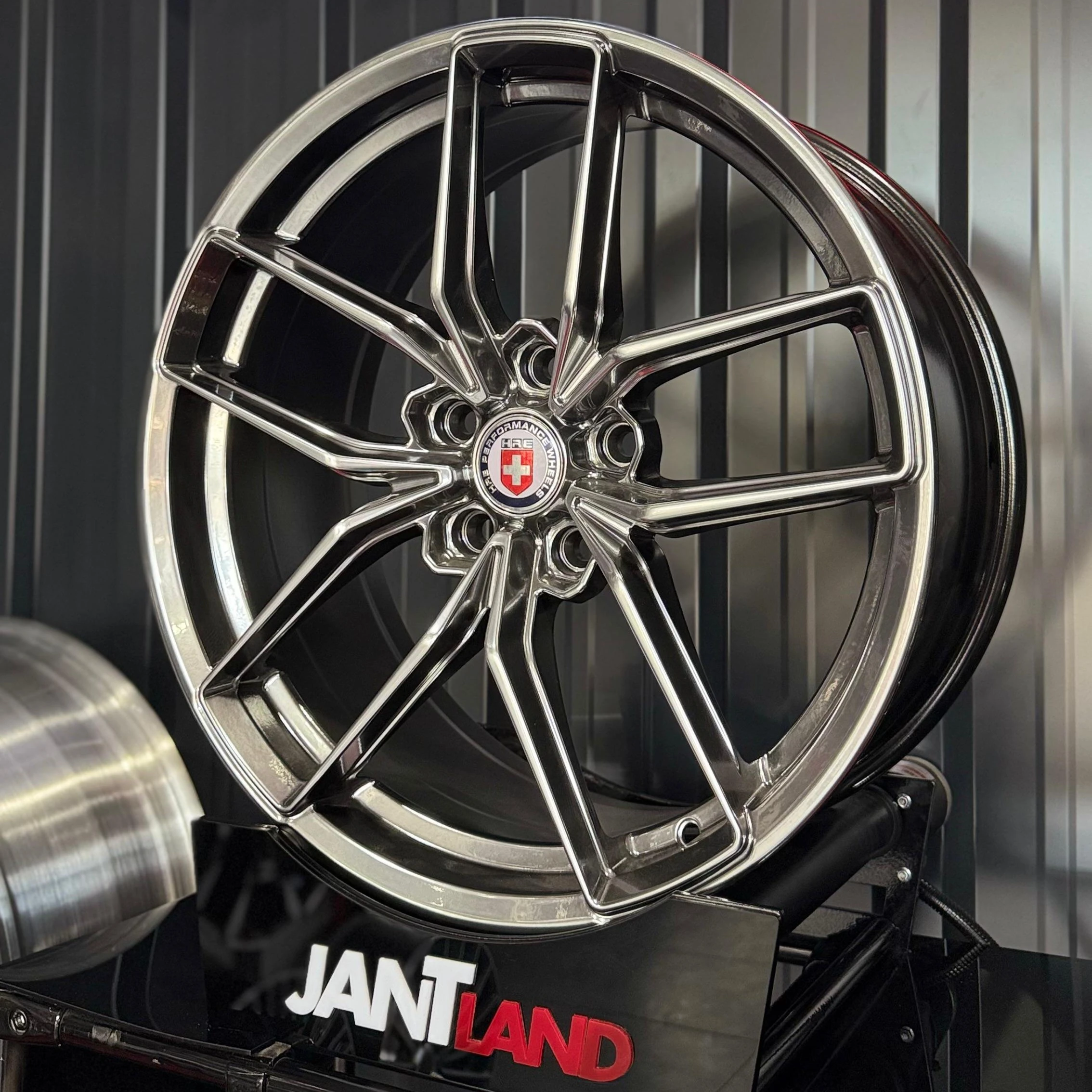 R1W-5605-4 19/5*120 19*8.5 ET33 72.6 HYPER BLACK