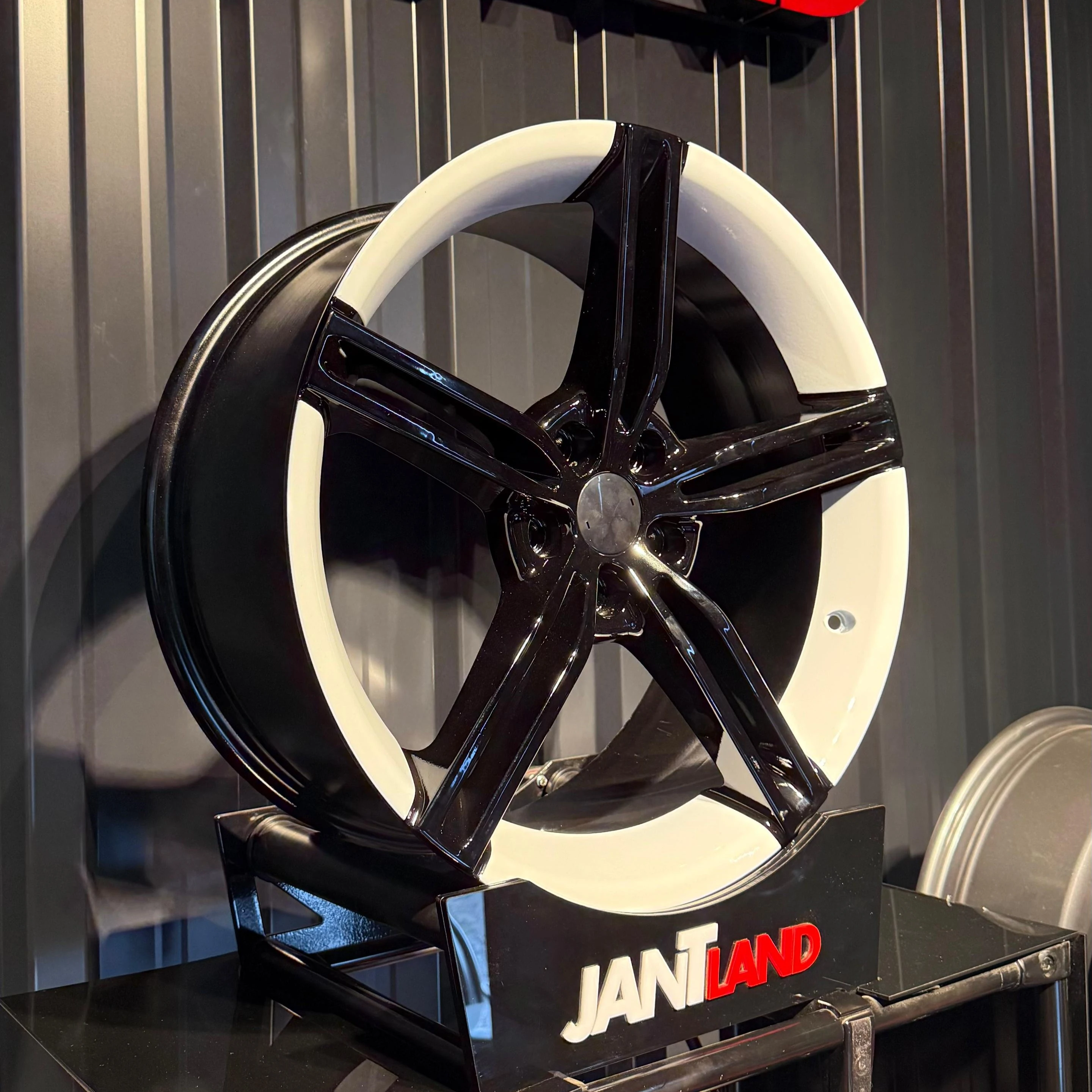 RC1186 8,5X18 5X100 ET40 73,1 BLACK/WHITE (4 ADET)