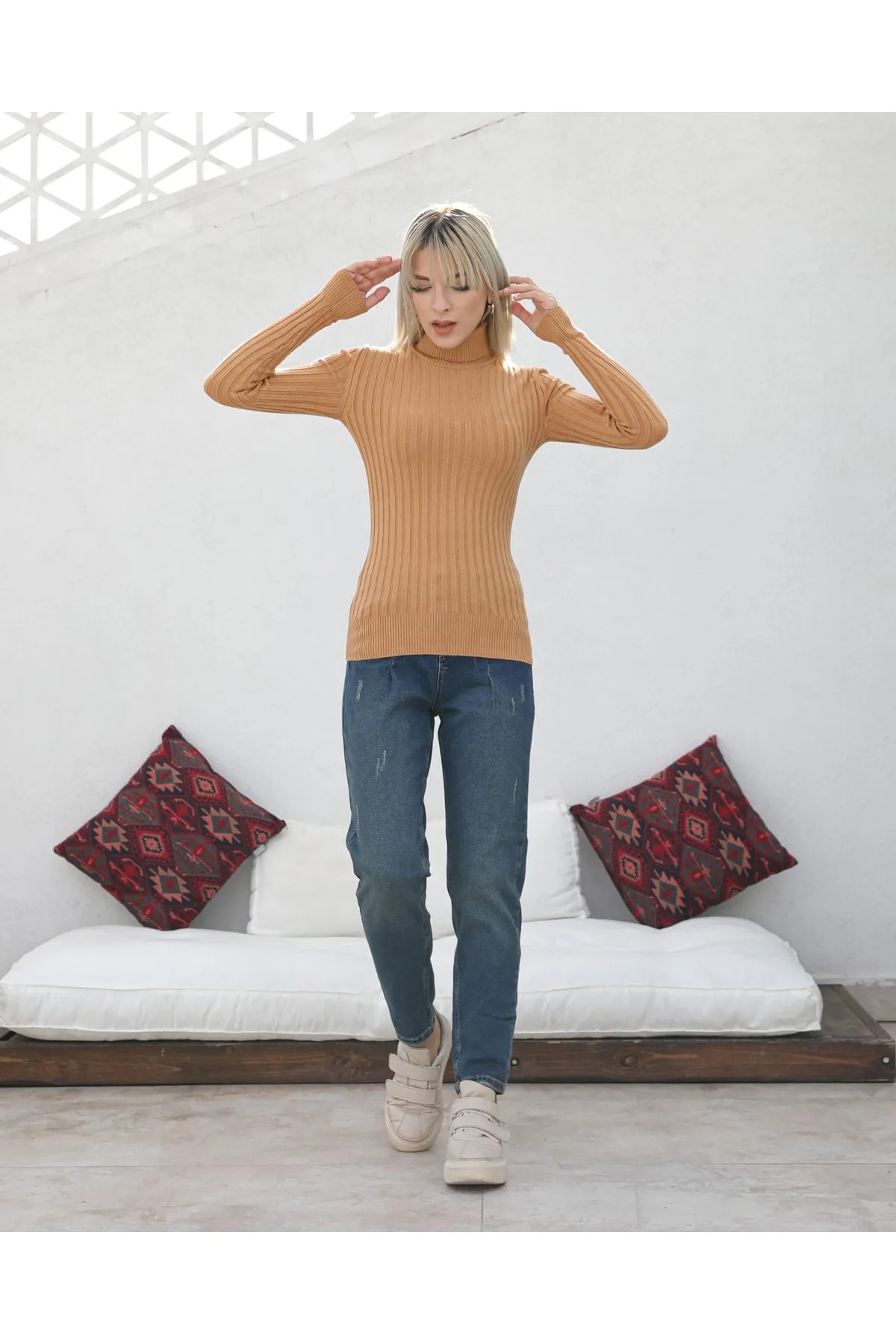 MILK BROWN COLOR TURTROOP KNITWEAR WITH FINGER CLOCKS