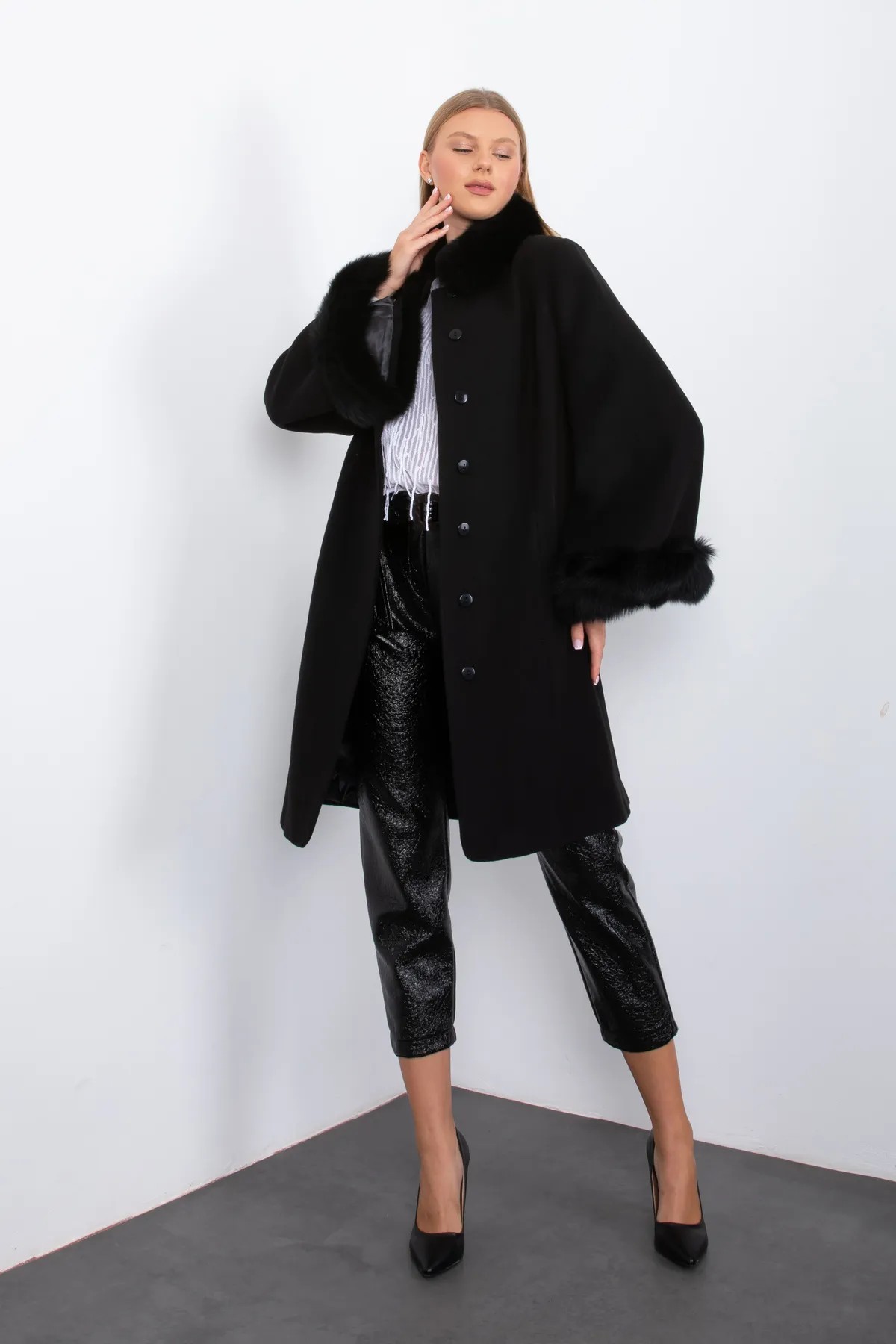 BLACK STAMP FUR COLLAR AND FUR SLEEVES COAT