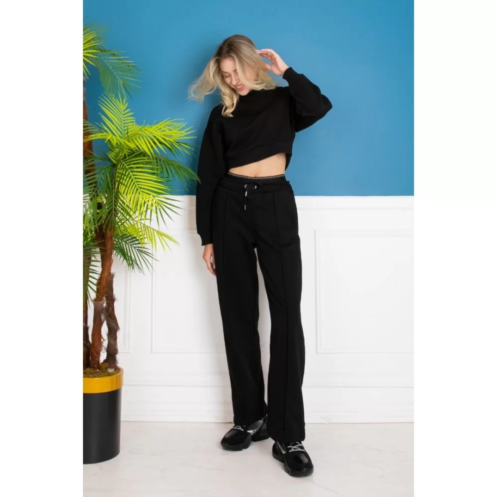 BLACK TRACKSUIT SET WITH CROPPED TOP AND PIPE LEG AT THE BOTTOM